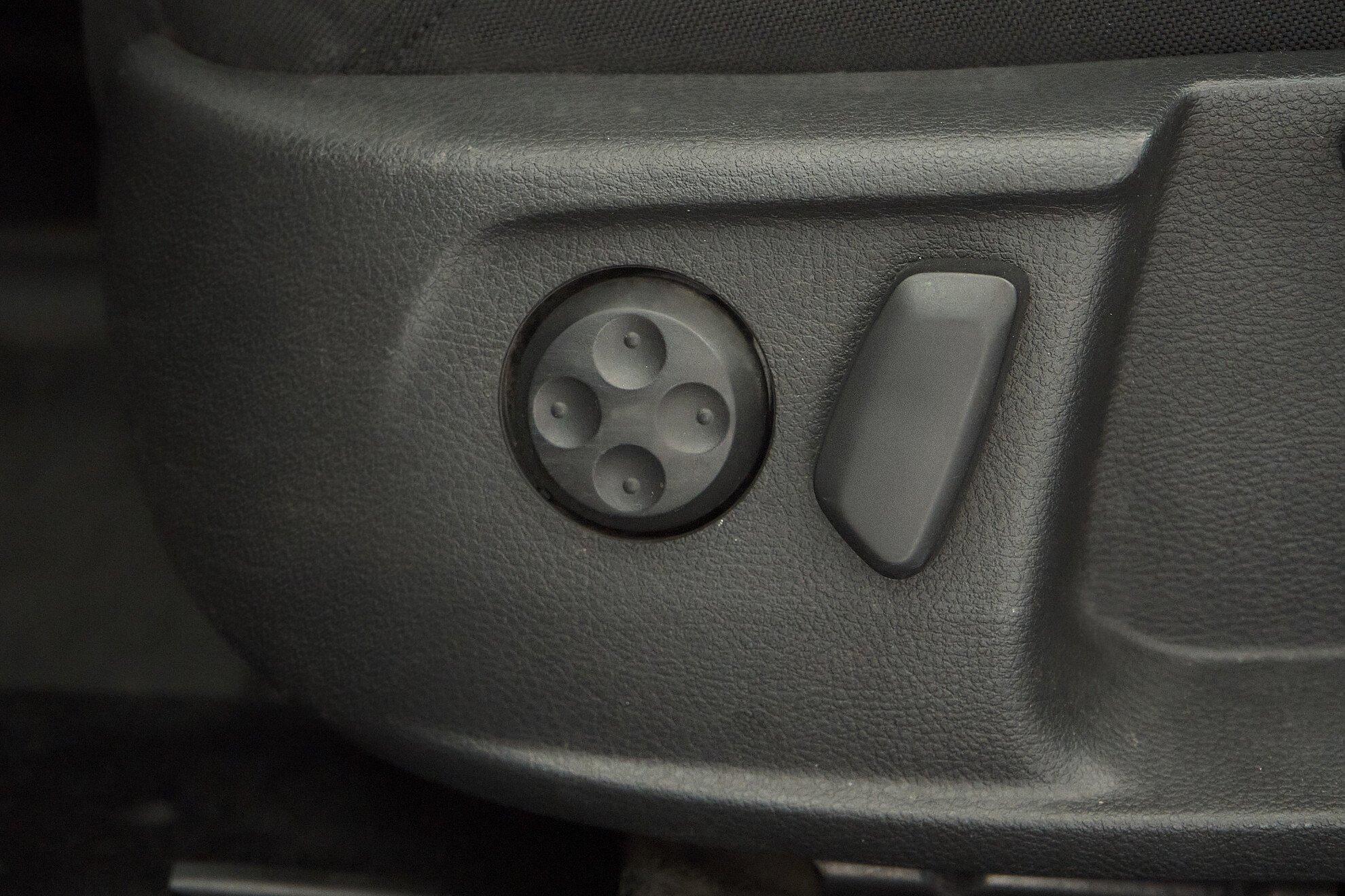 Volkswagen Passat 2011, белый