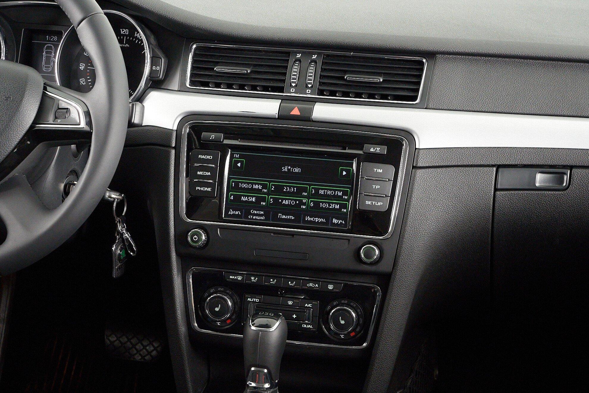 Skoda Superb 2013, белый