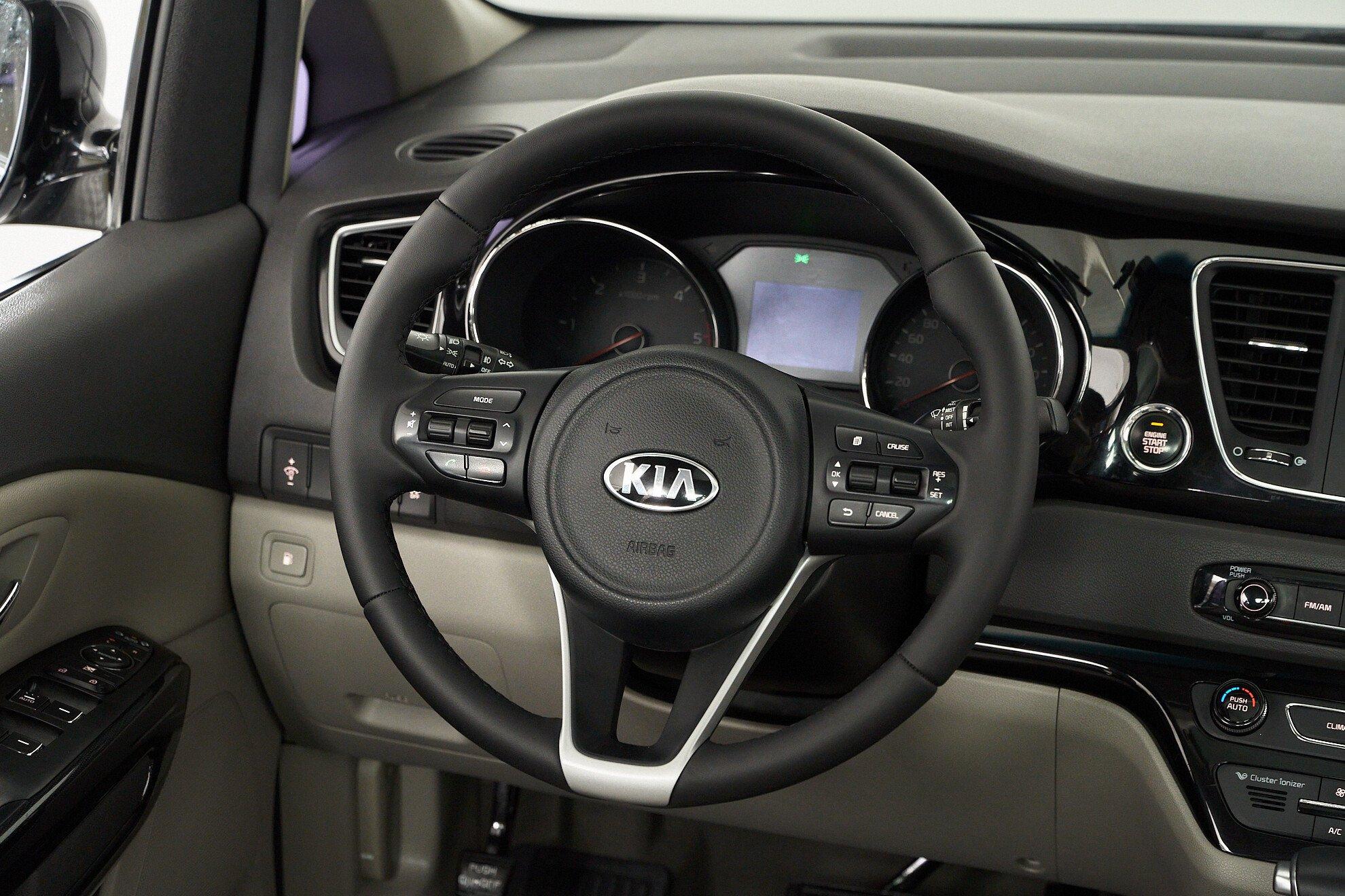 Kia Carnival 2017, серый
