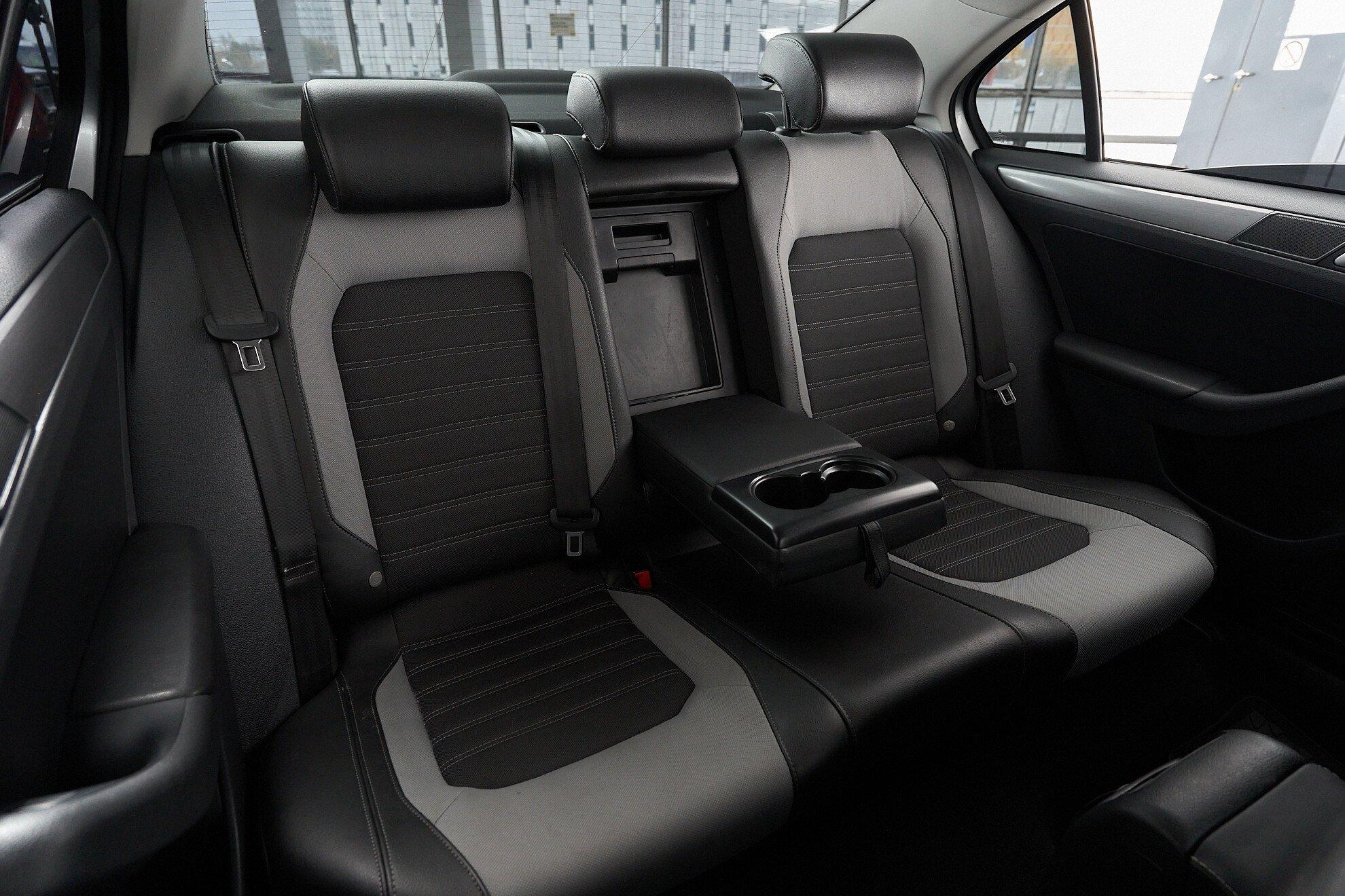 Volkswagen Jetta 2011, серебряный