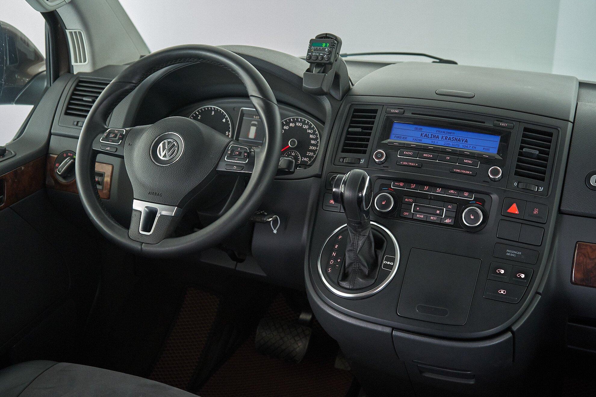Volkswagen Multivan 2010, коричневый