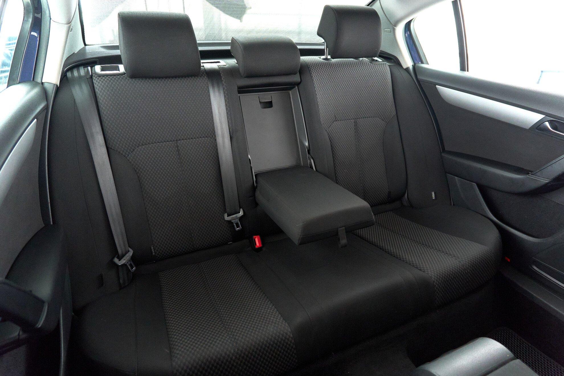 Volkswagen Passat 2011, синий