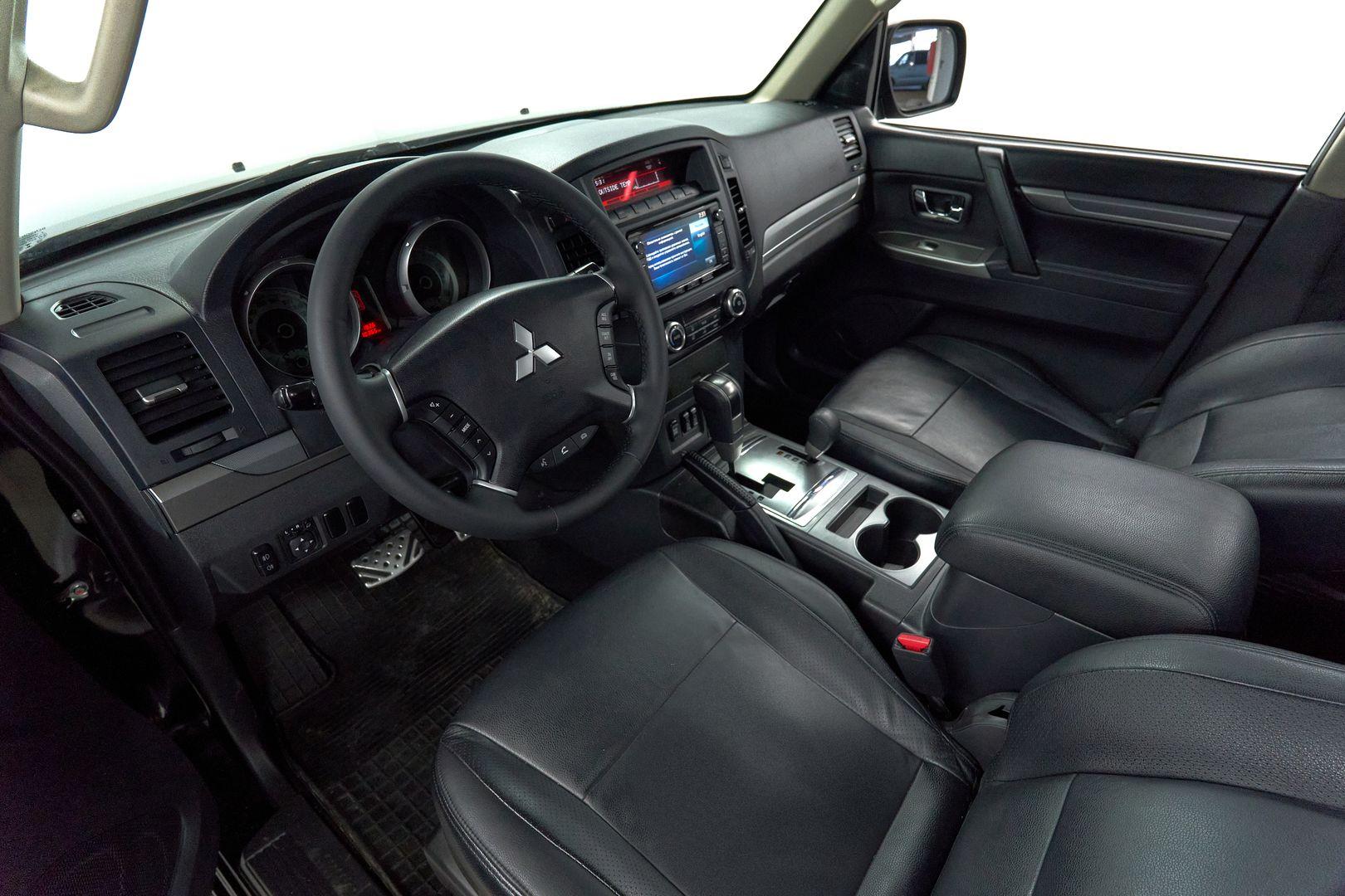 Mitsubishi Pajero 2012, черный