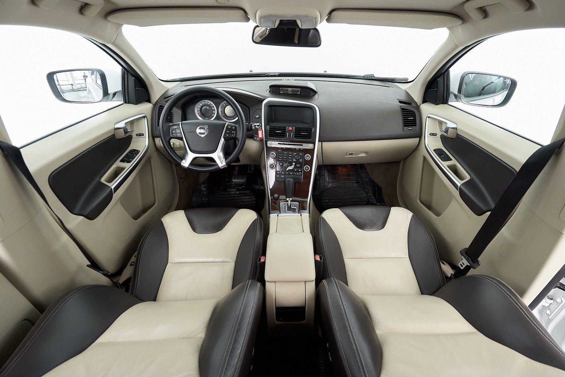 Volvo XC60 2011, белый