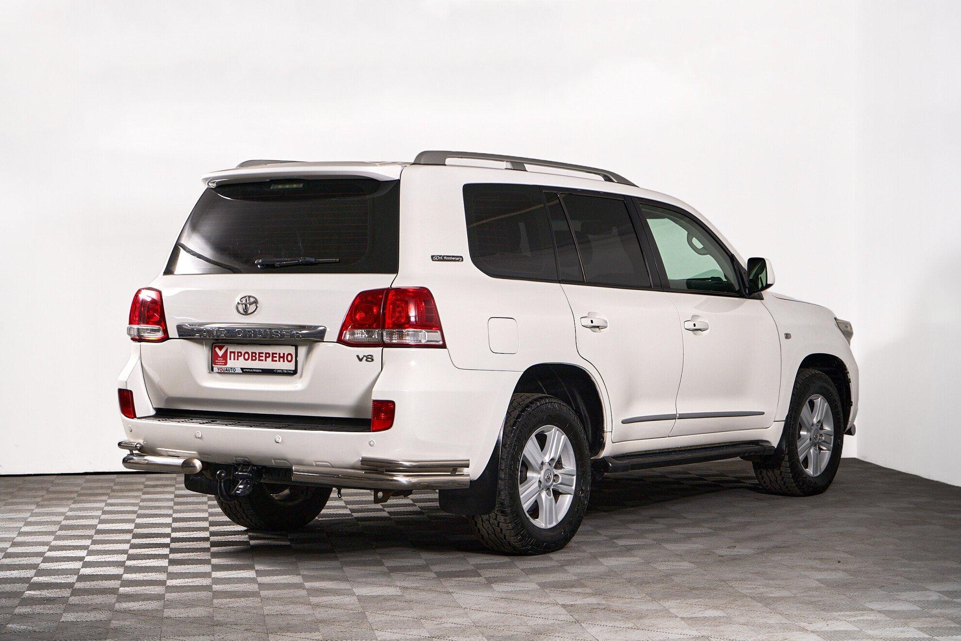Toyota Land Cruiser 2011, белый