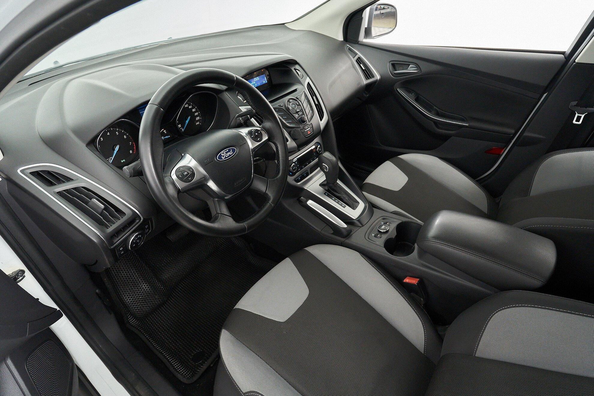 Ford Focus 2014, белый