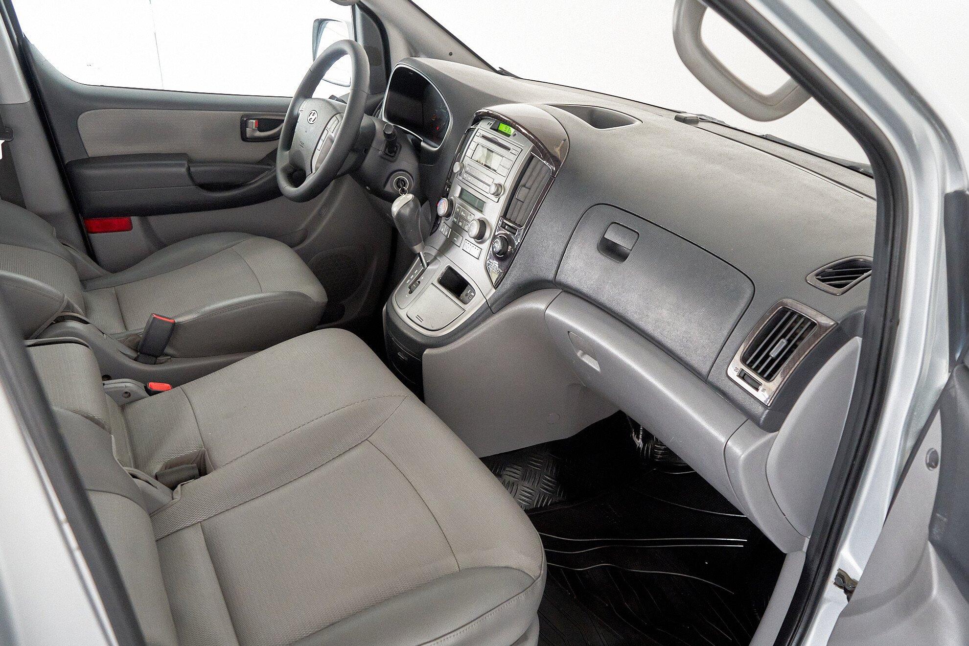 Hyundai Grand Starex 2012, серебряный