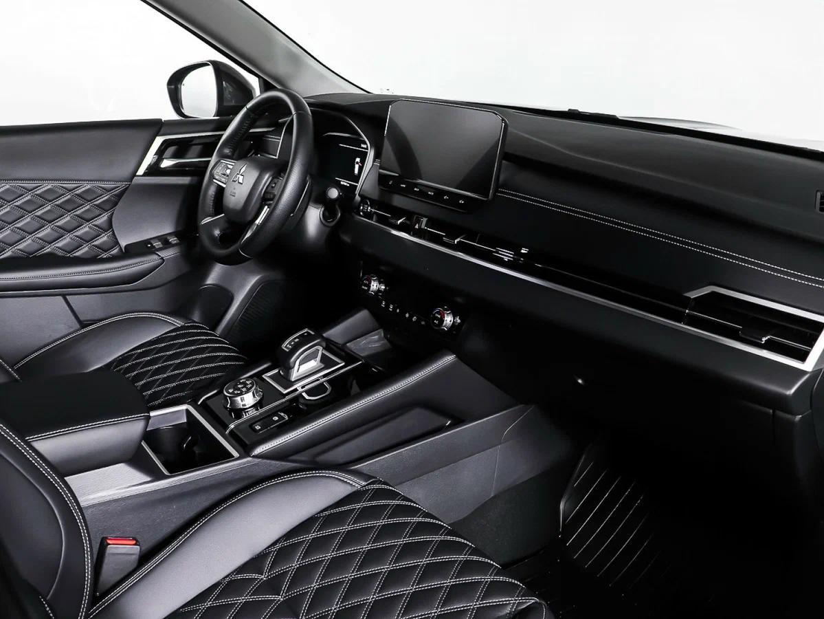 Mitsubishi Outlander 2023, коричневый