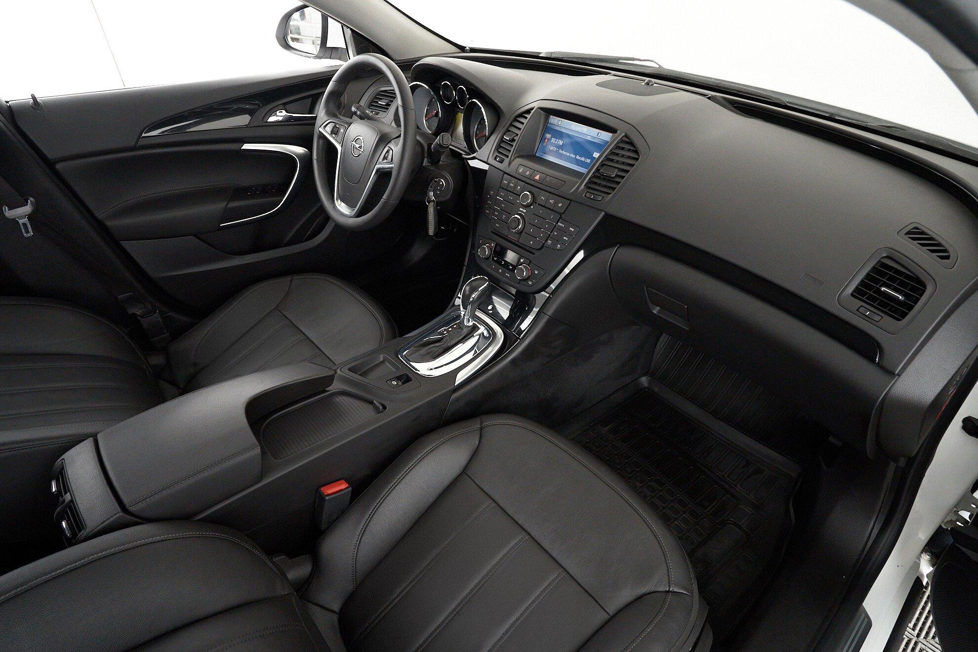 Opel Insignia 2013, белый