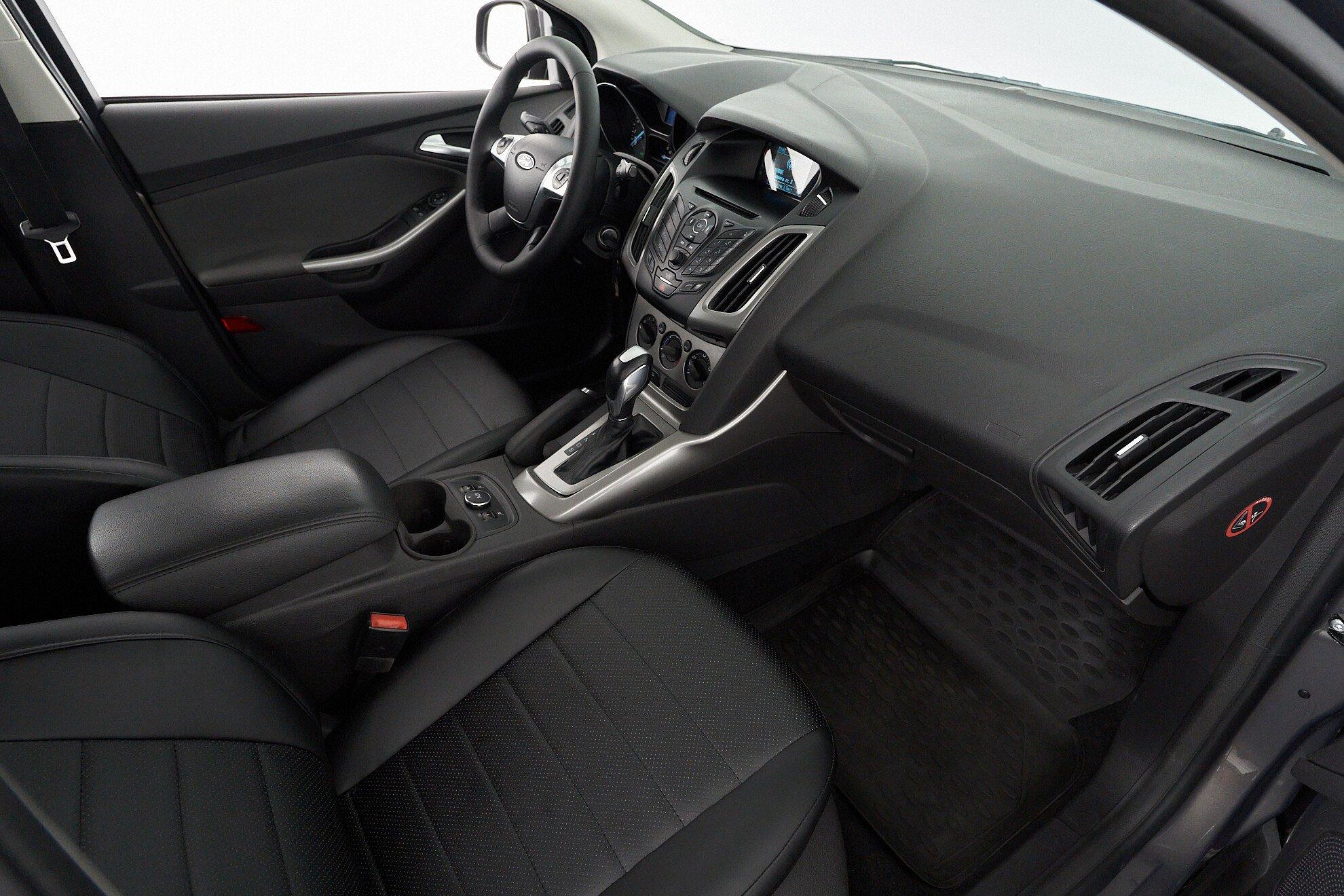 Ford Focus 2015, серый