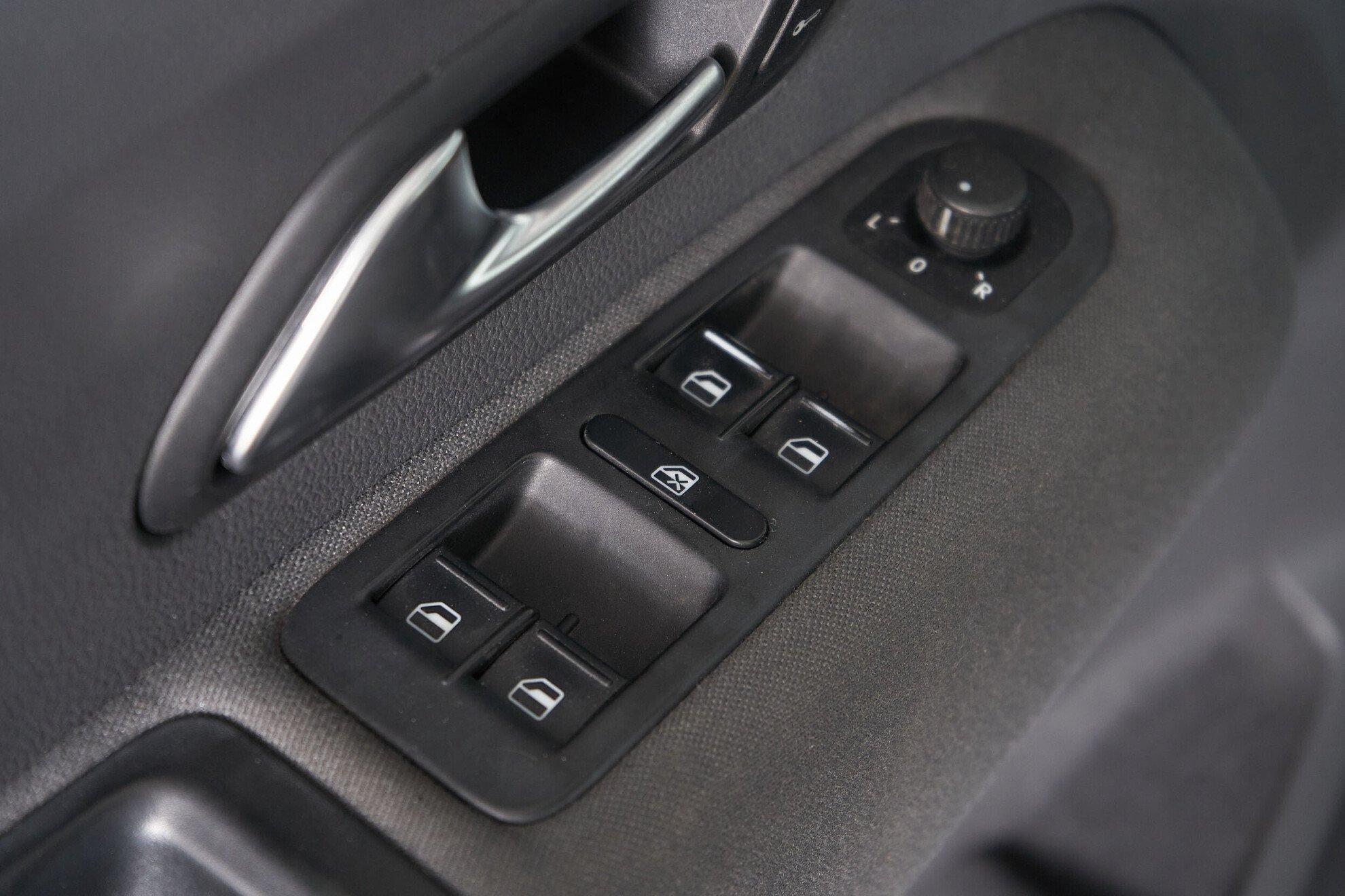 Volkswagen Amarok 2012, серый
