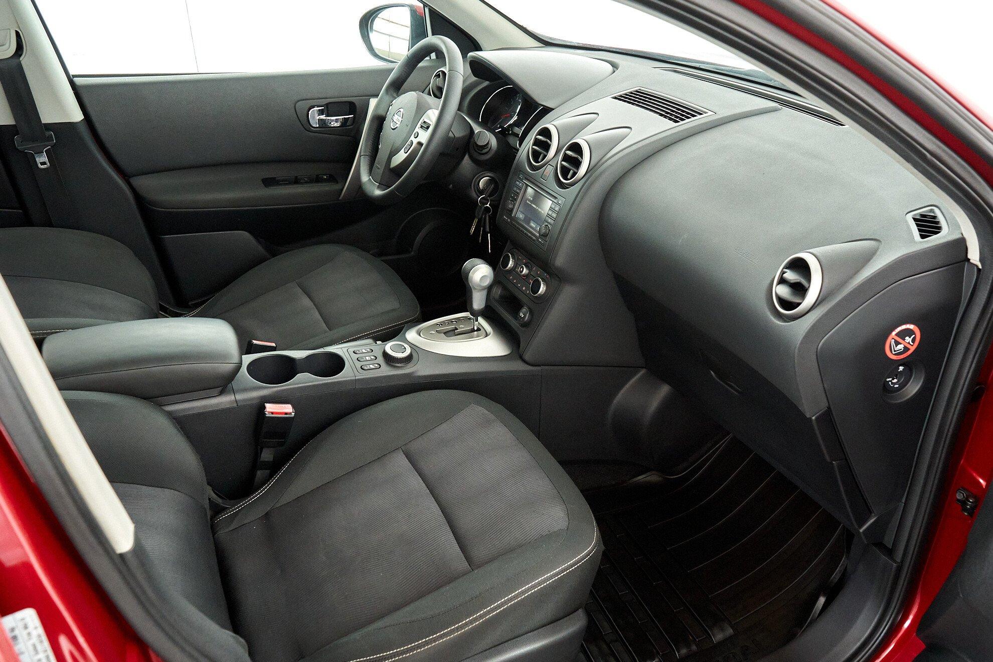 Nissan Qashqai 2013, красный