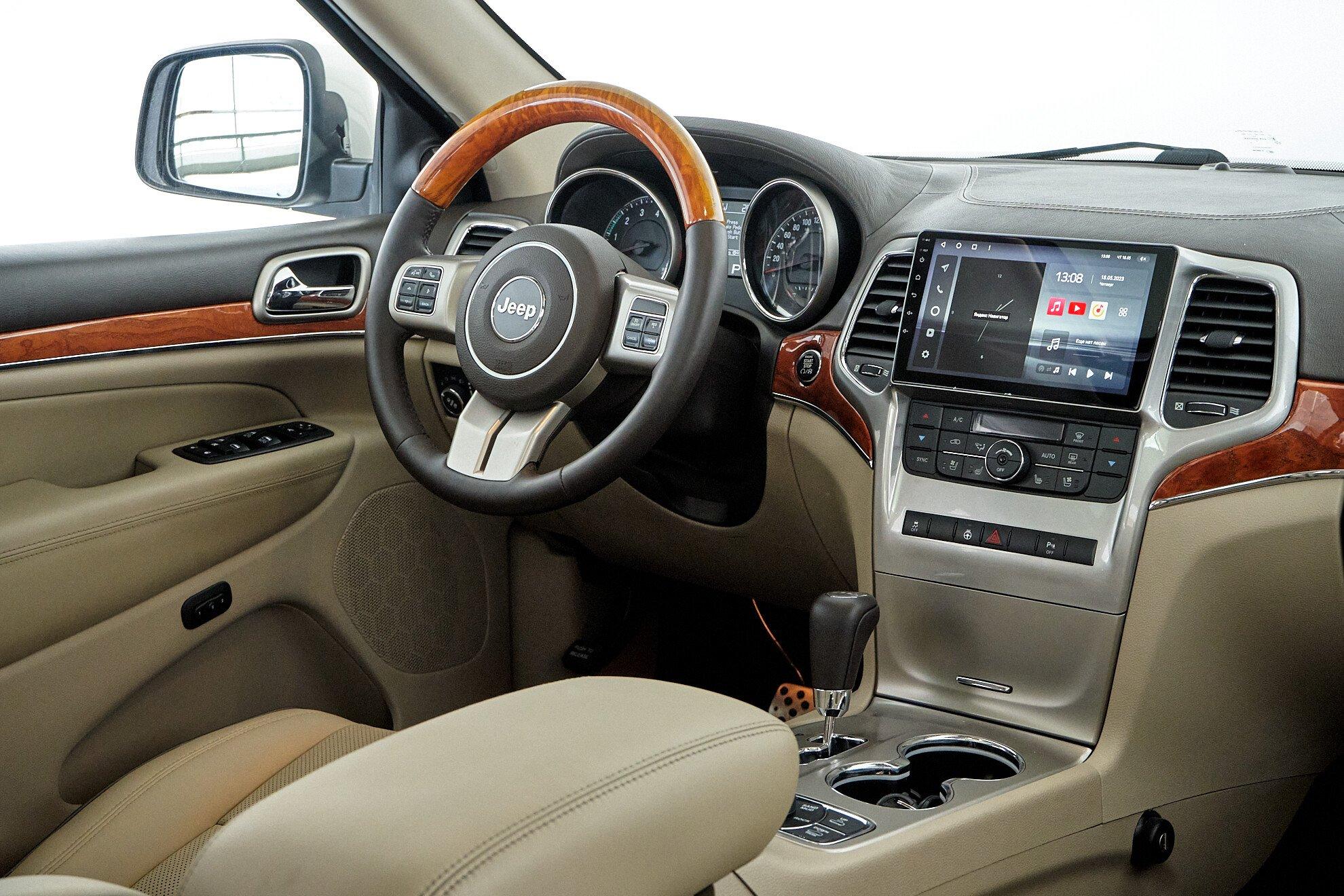 Jeep Grand Cherokee 2010, белый
