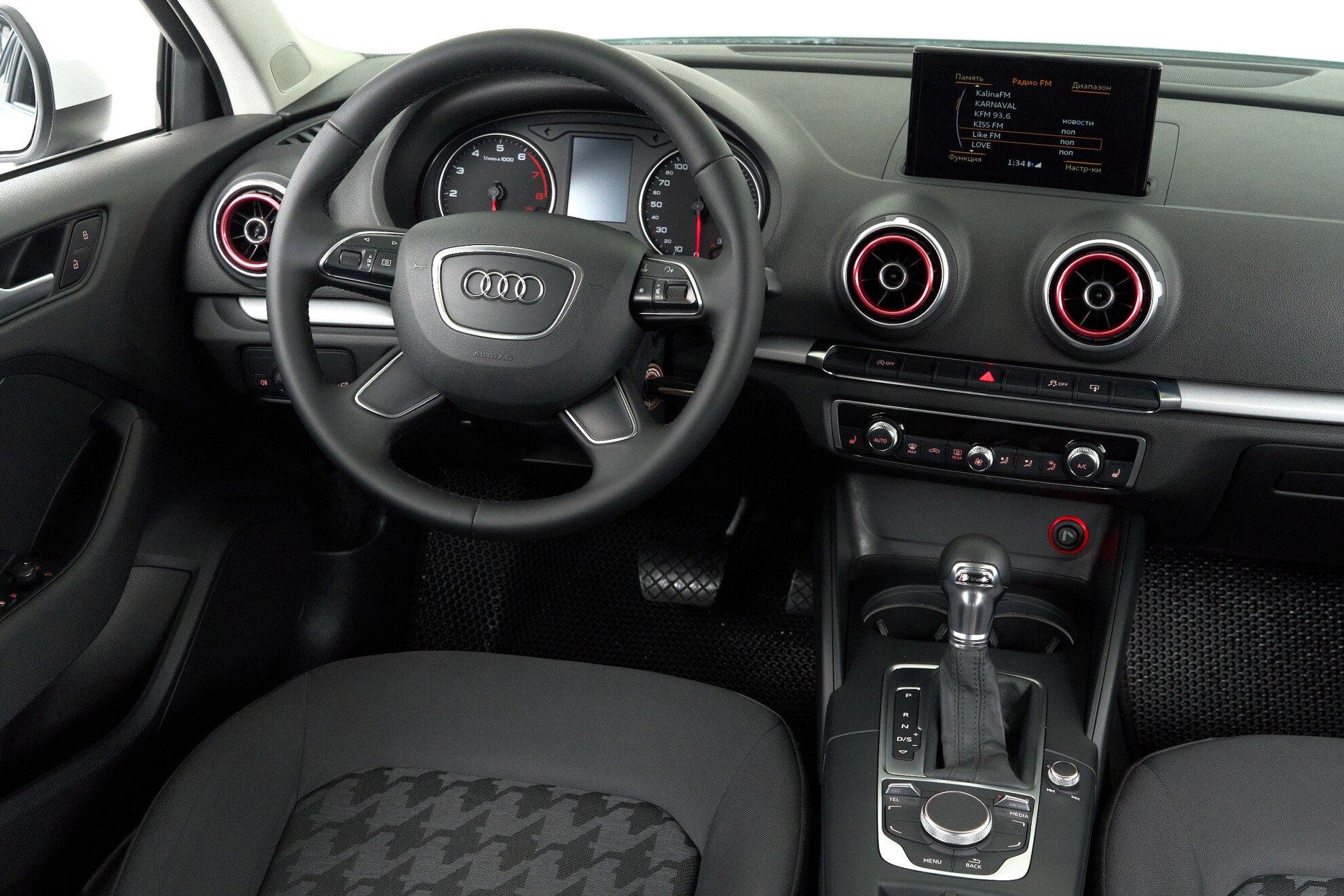Audi A3 2016, белый