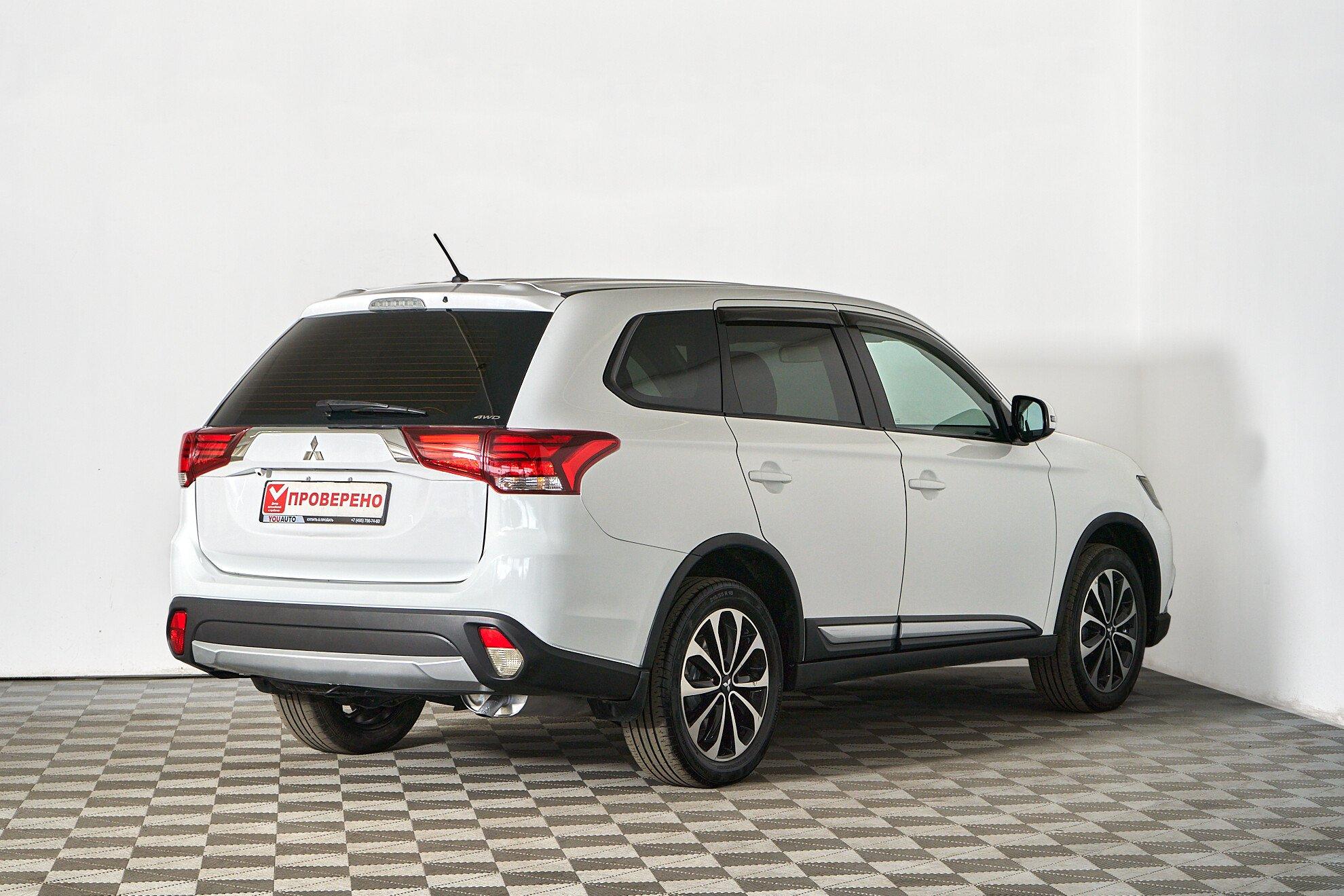 Mitsubishi Outlander 2017, белый