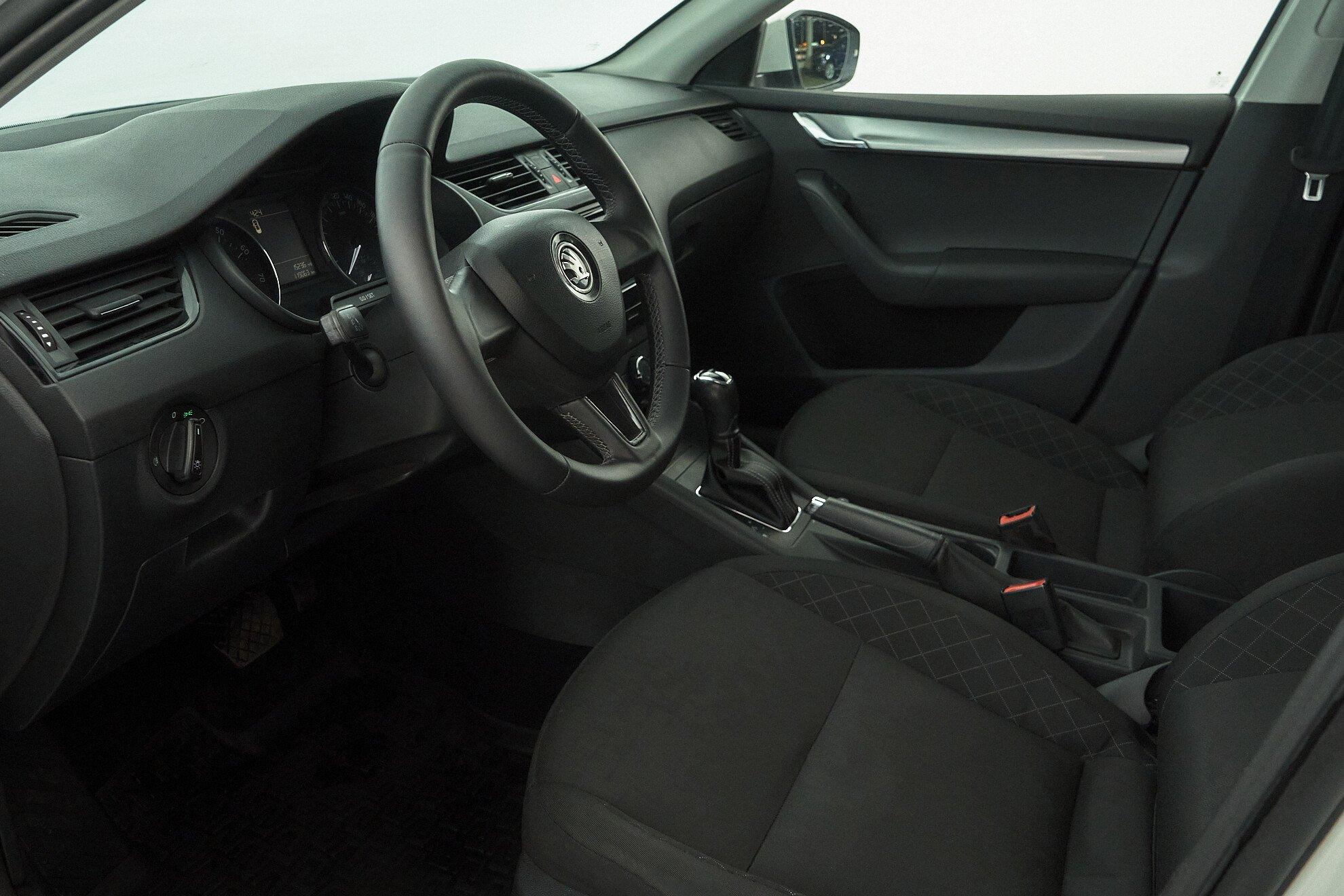 Skoda Octavia 2020, белый