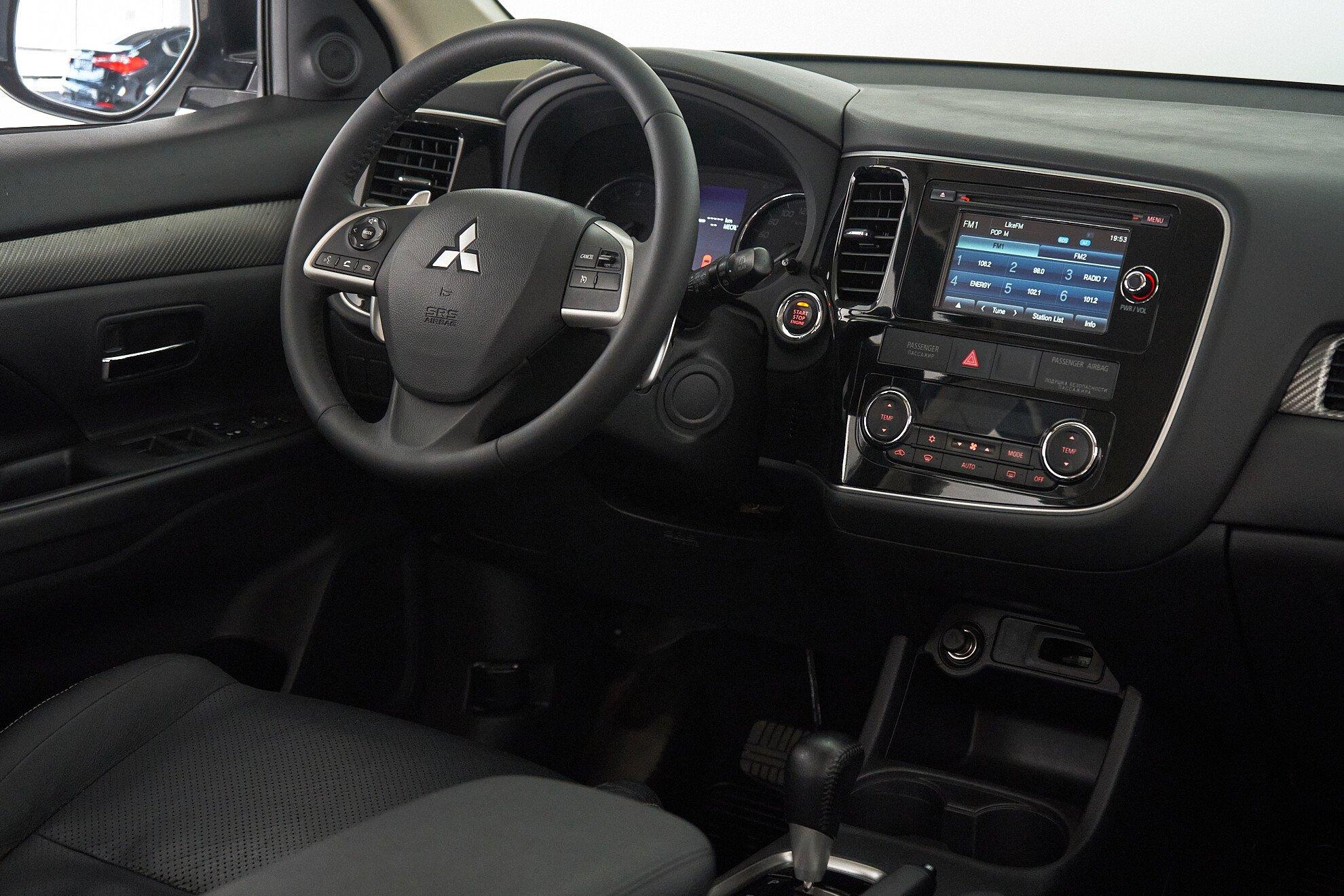 Mitsubishi Outlander 2013, белый