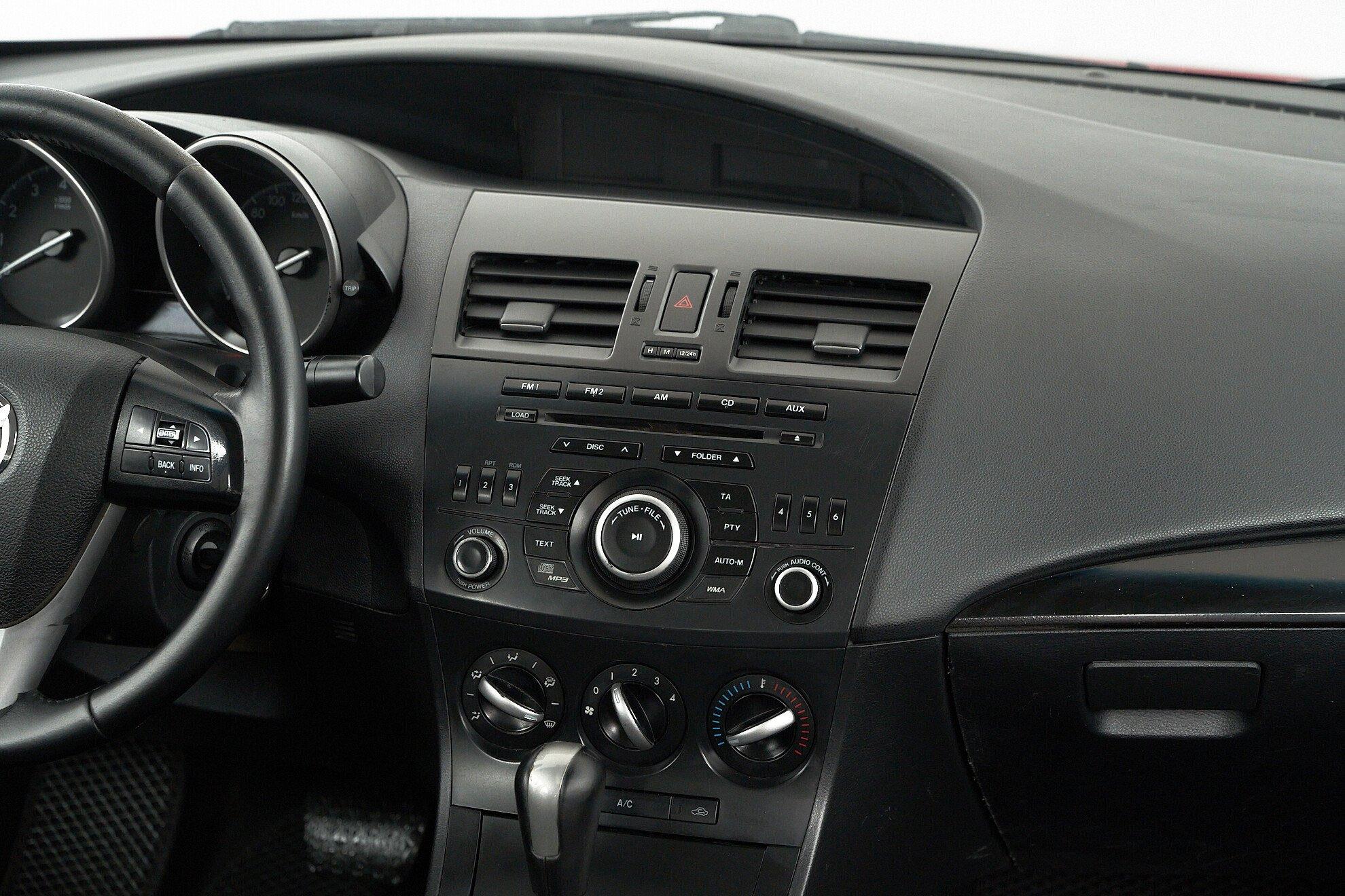 Mazda 3 2011, красный