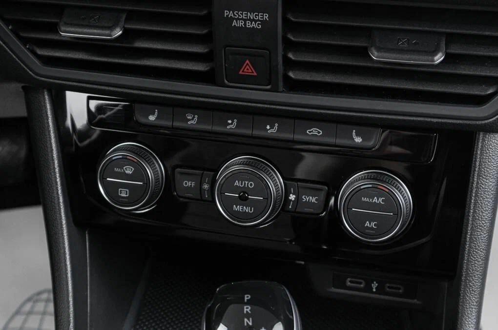 Volkswagen Jetta 2023, черный