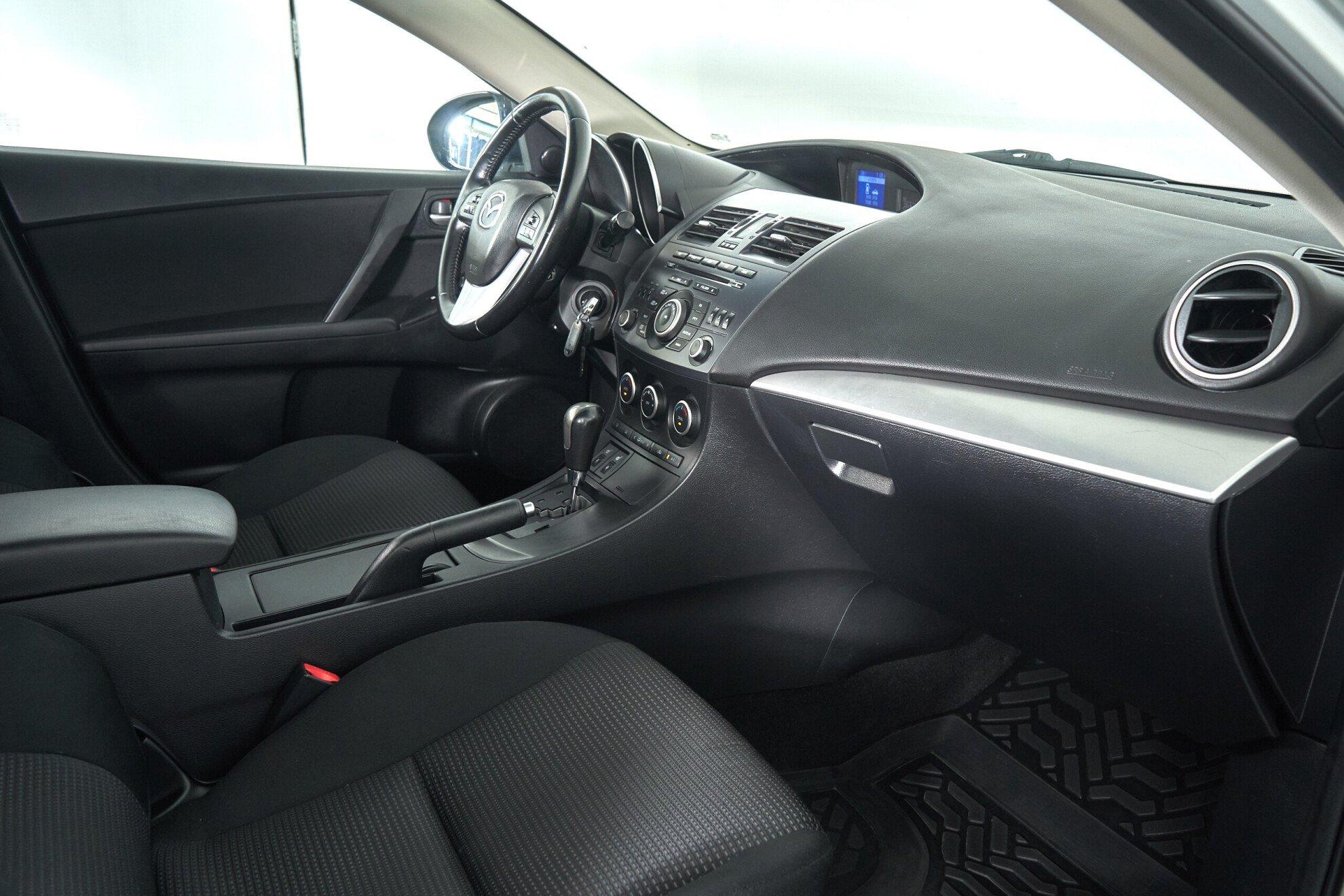 Mazda 3 2013, белый