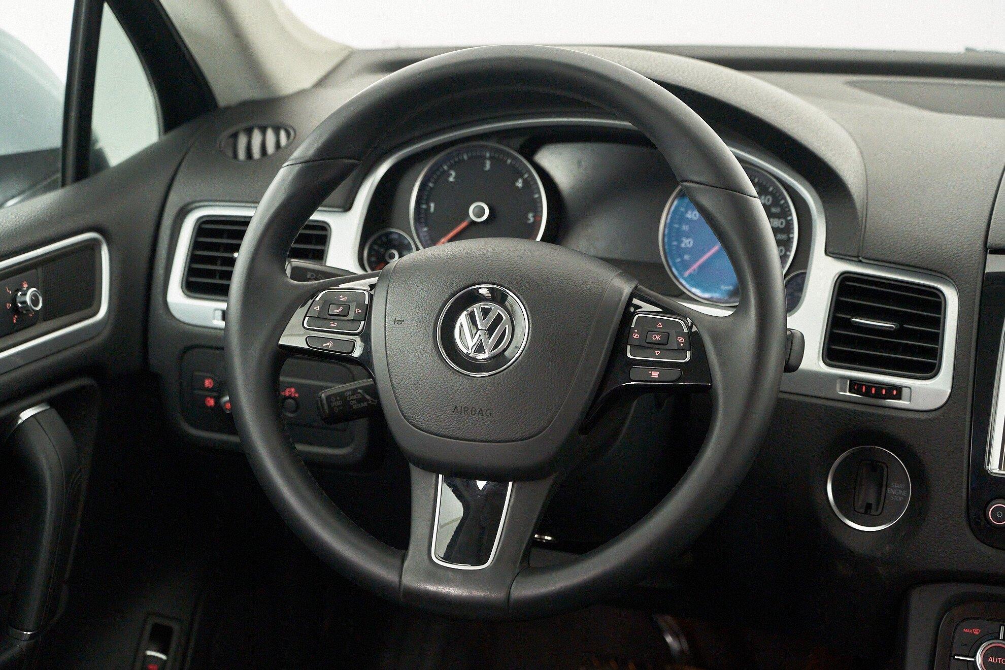 Volkswagen Touareg 2011, серебряный