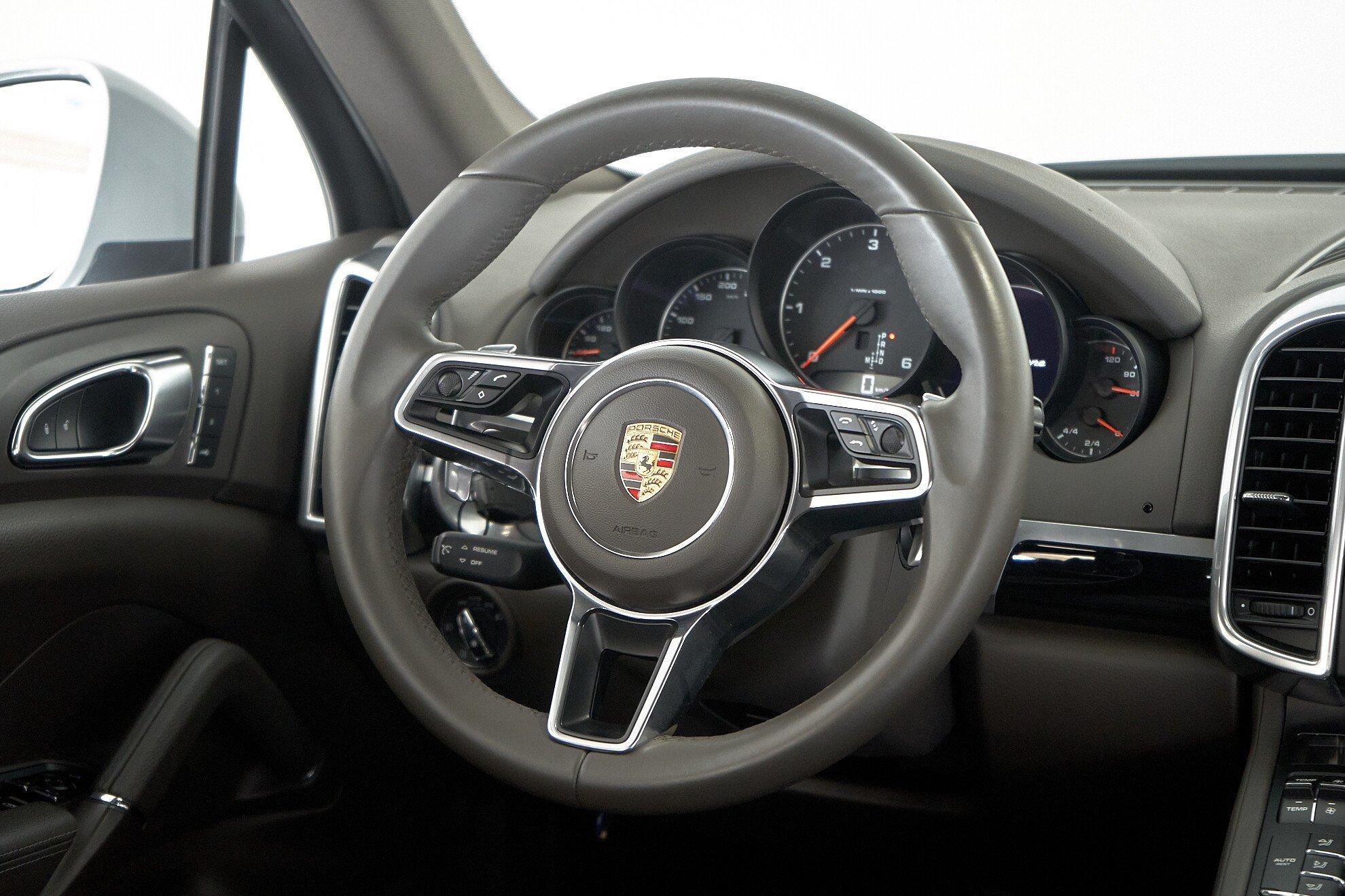 Porsche Cayenne 2016, белый
