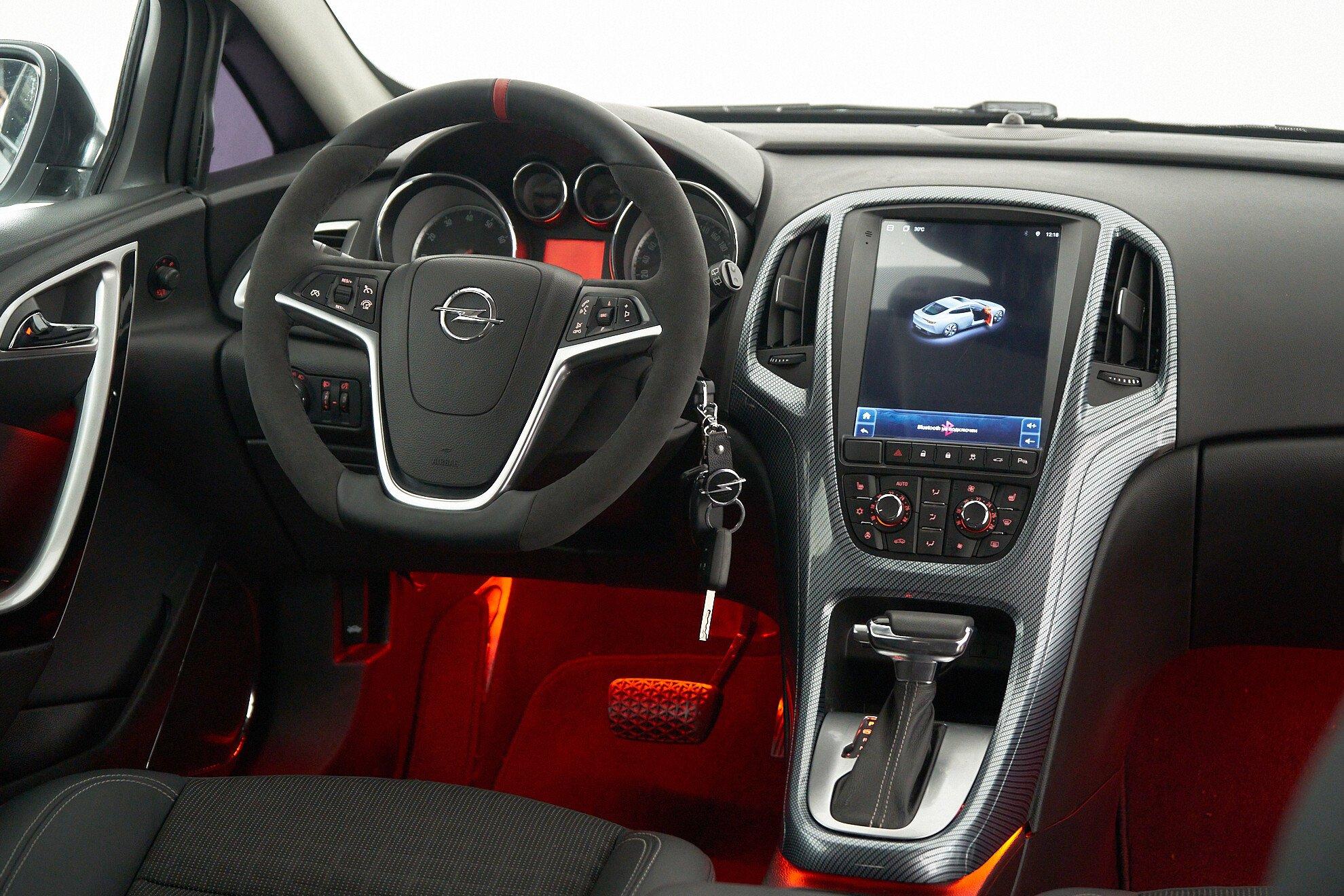 Opel Astra 2013, белый