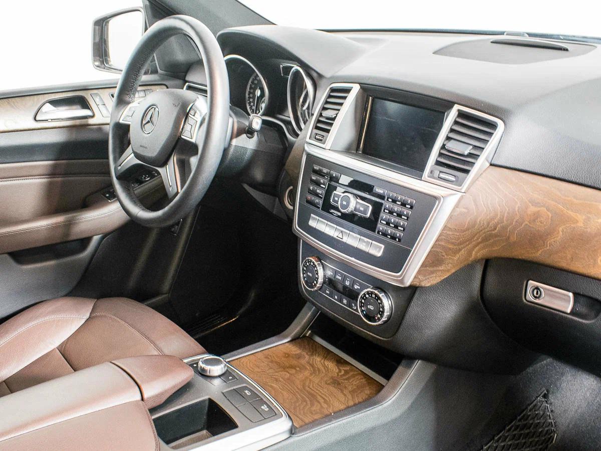 Mercedes-Benz M-Класс 2013, коричневый
