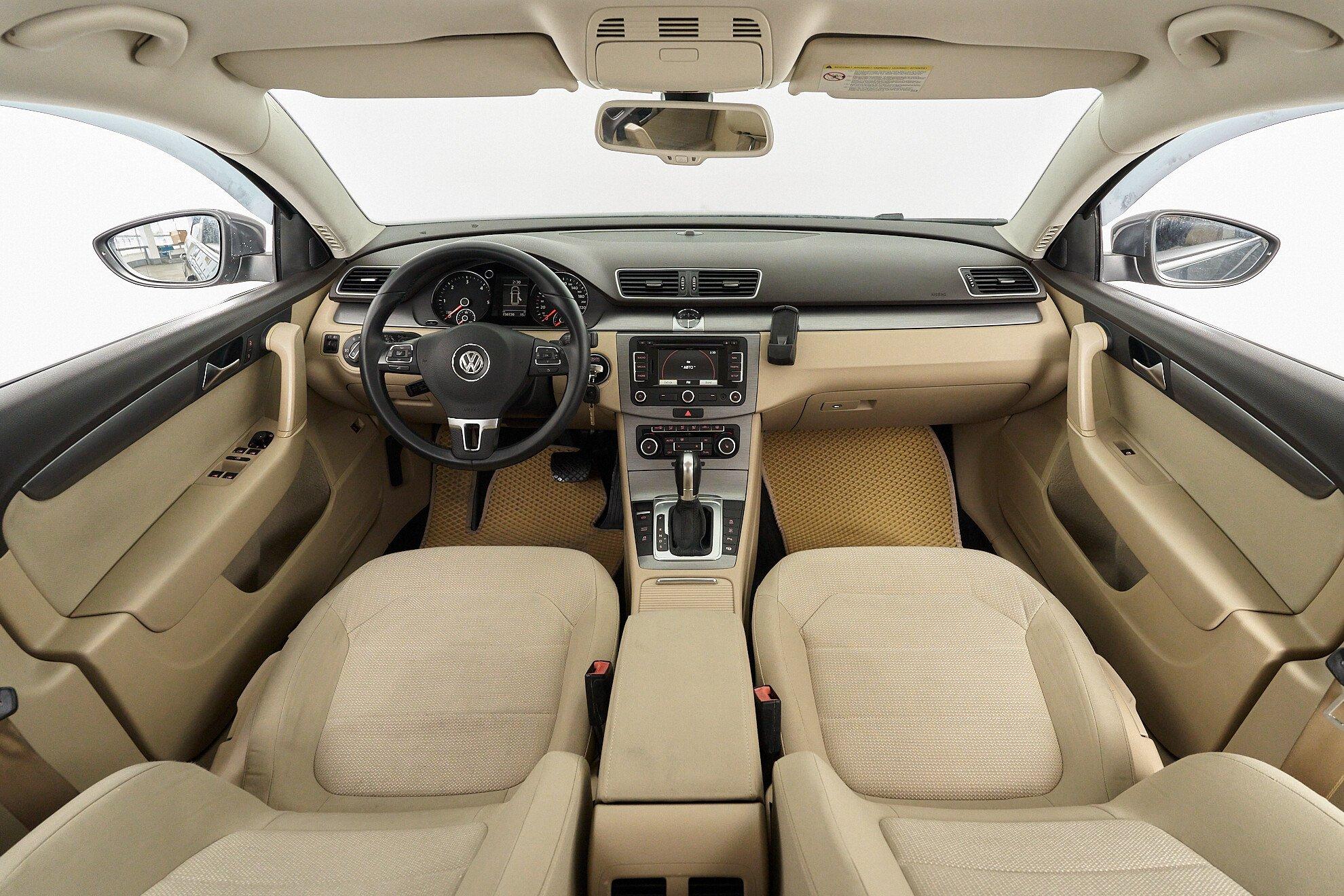 Volkswagen Passat 2012, серый