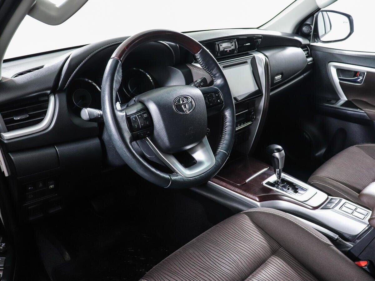 Toyota Fortuner 2018, белый