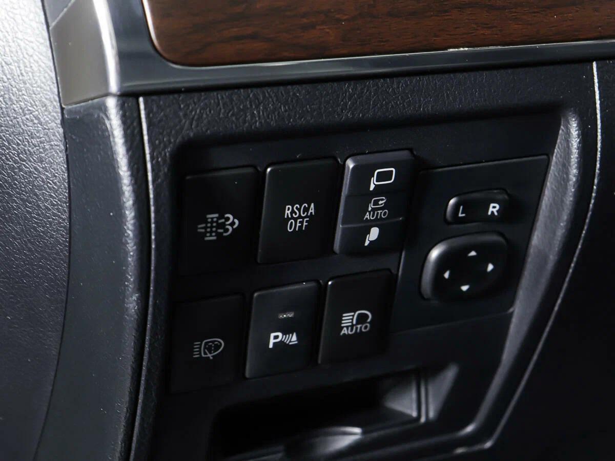 Toyota Land Cruiser 2019, белый