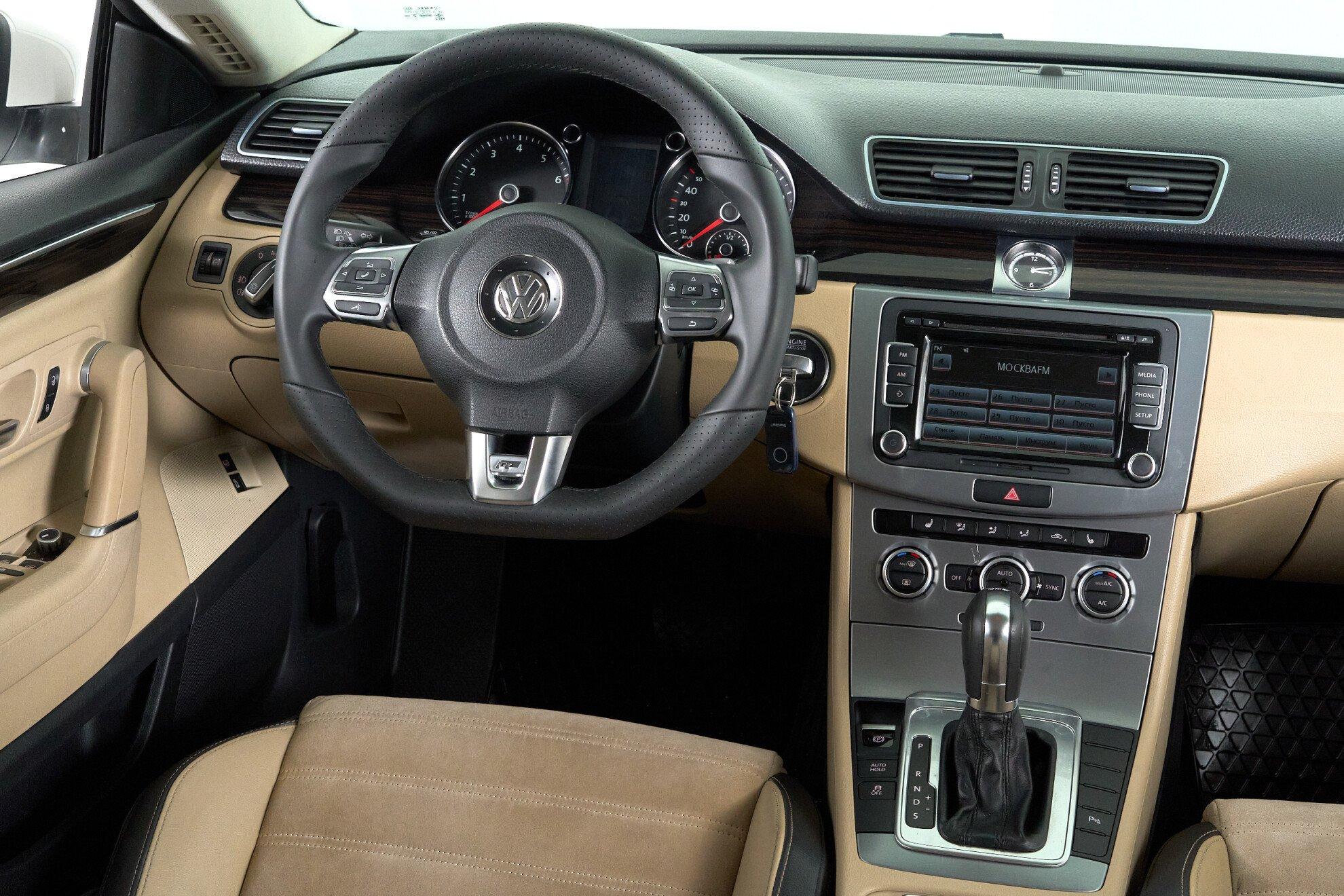 Volkswagen Passat CC 2013, белый
