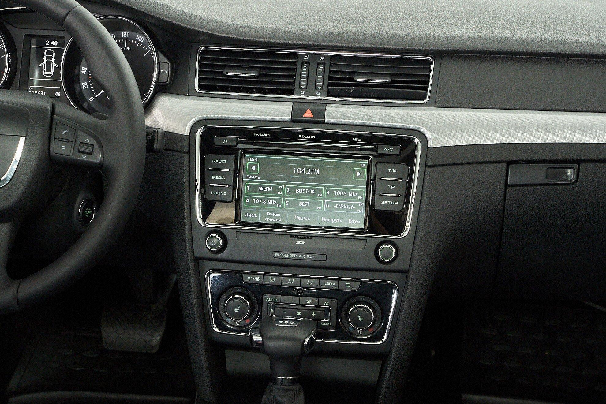 Skoda Superb 2011, черный