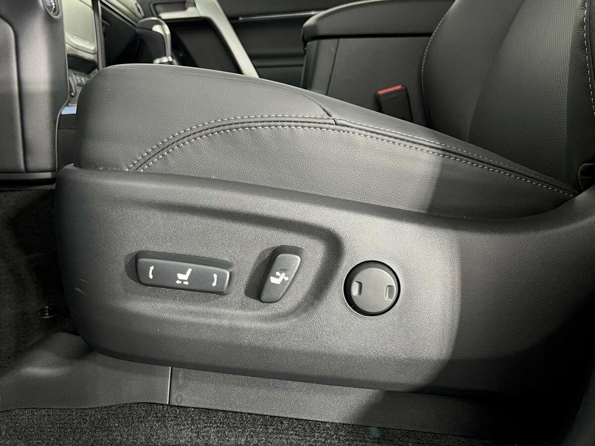 Toyota Land Cruiser Prado 2022, черный