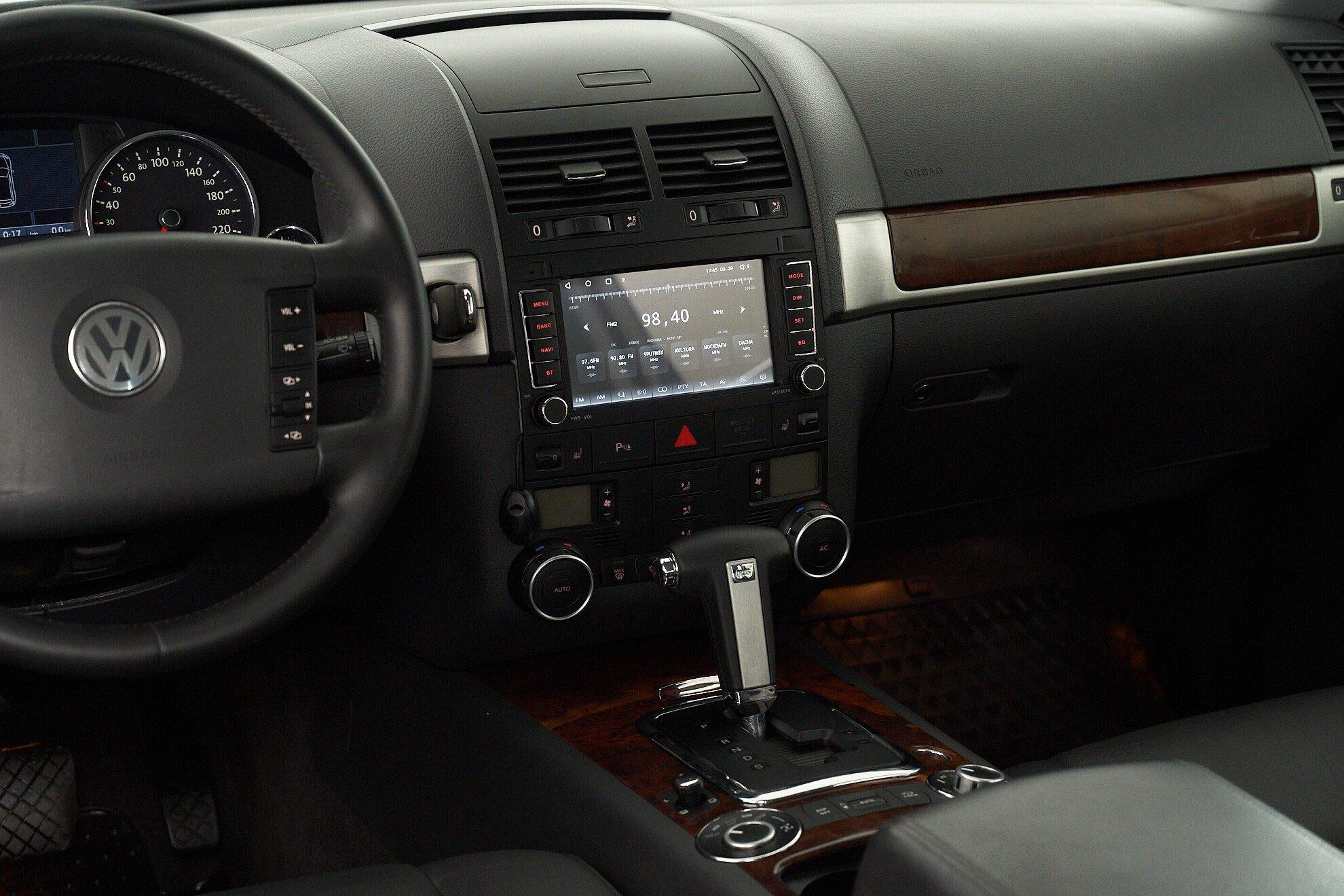 Volkswagen Touareg 2009, серый