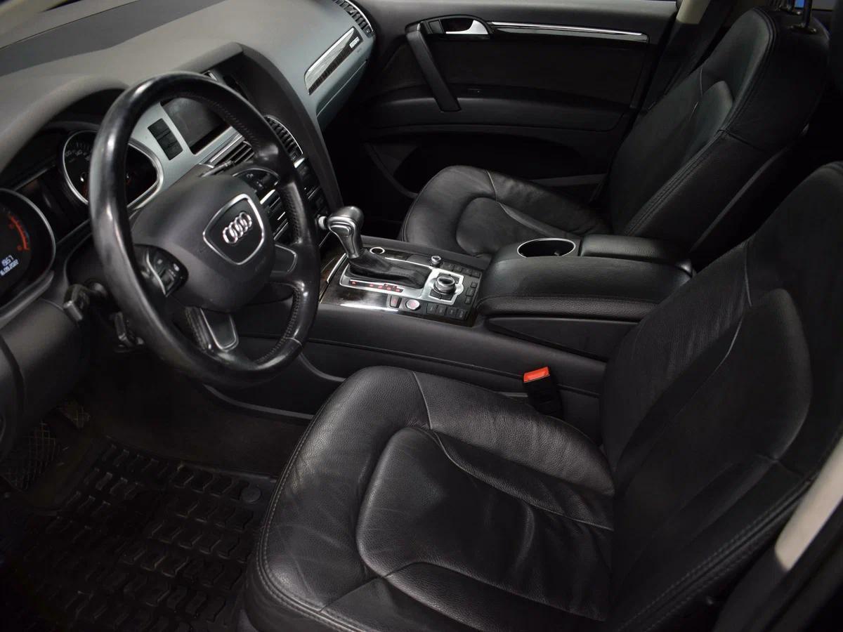 Audi Q7 2010, черный