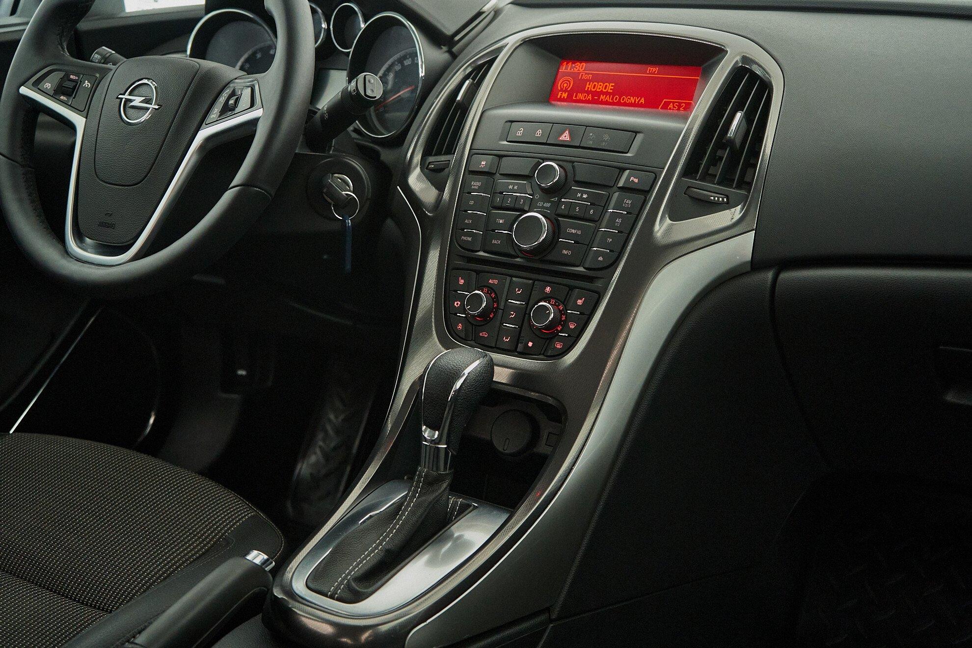 Opel Astra 2012, белый