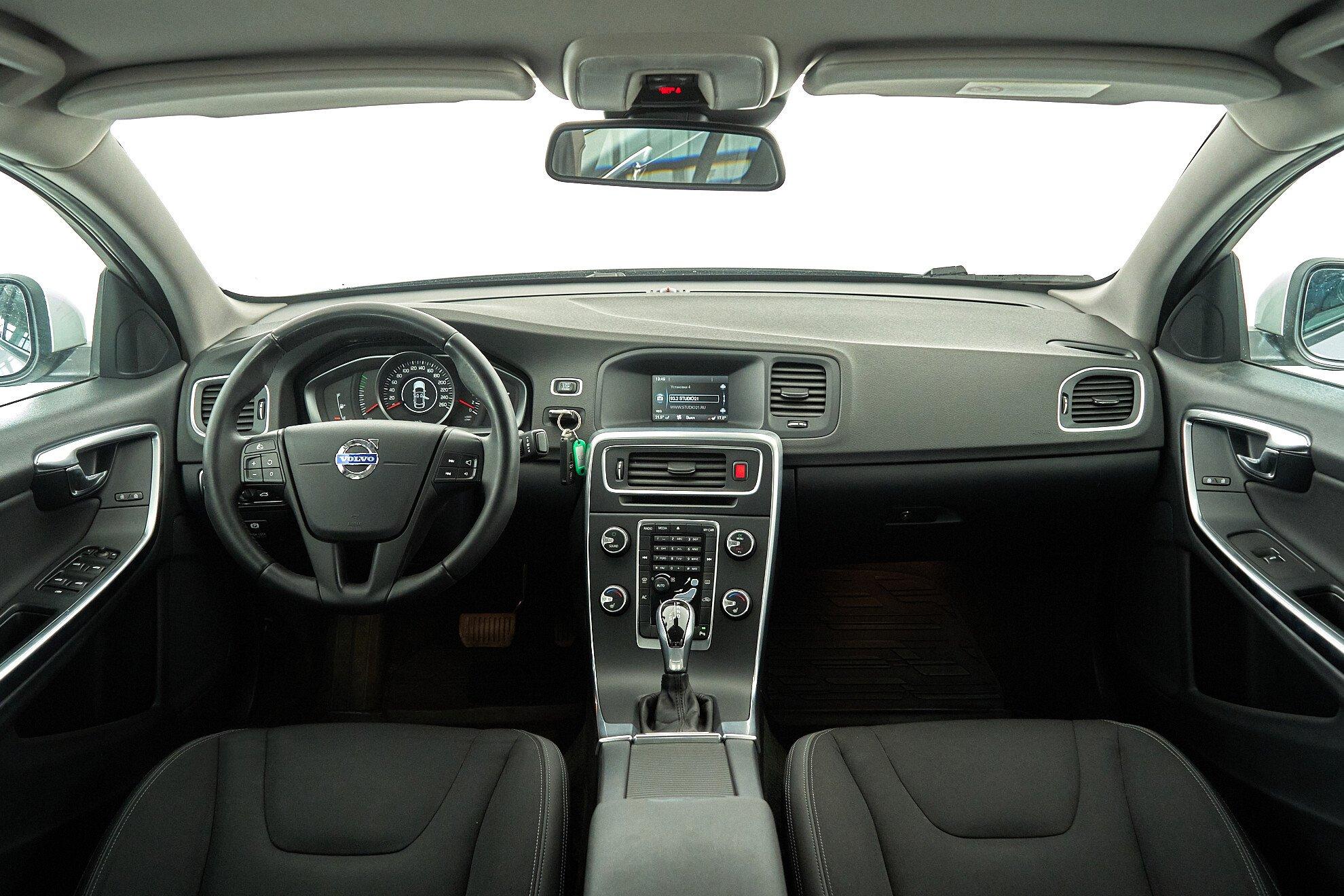 Volvo S60 2014, белый