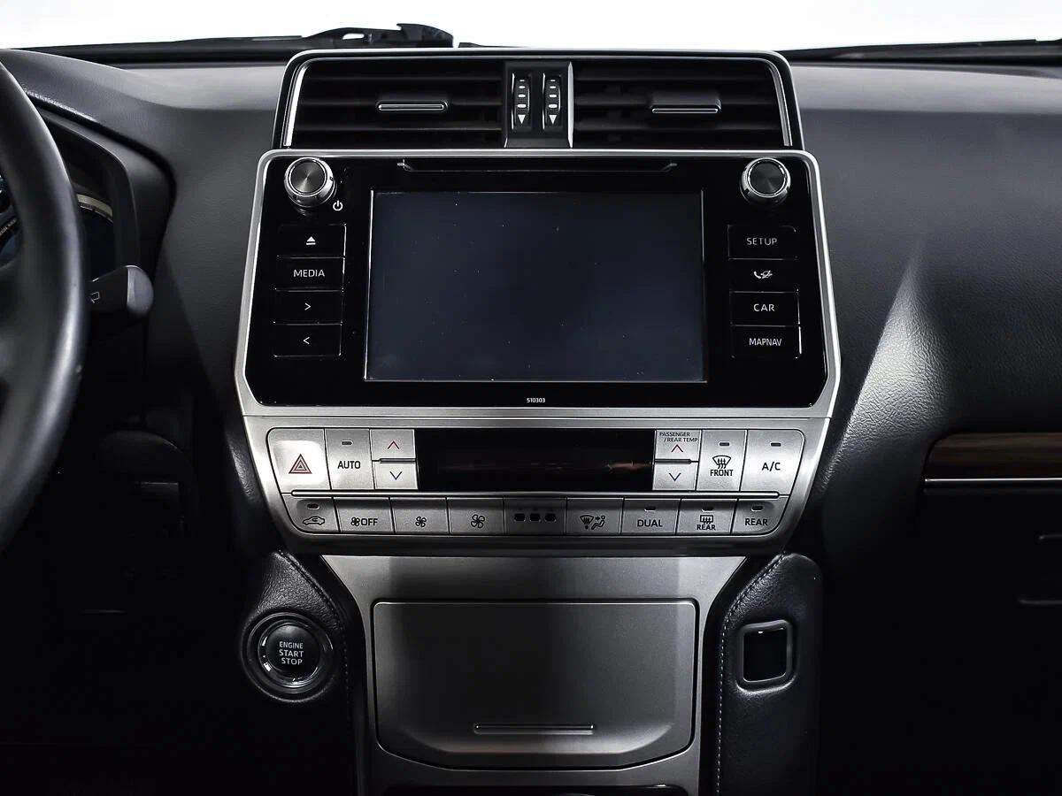 Toyota Land Cruiser Prado 2017, белый