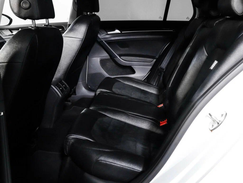 Volkswagen Golf 2016, белый