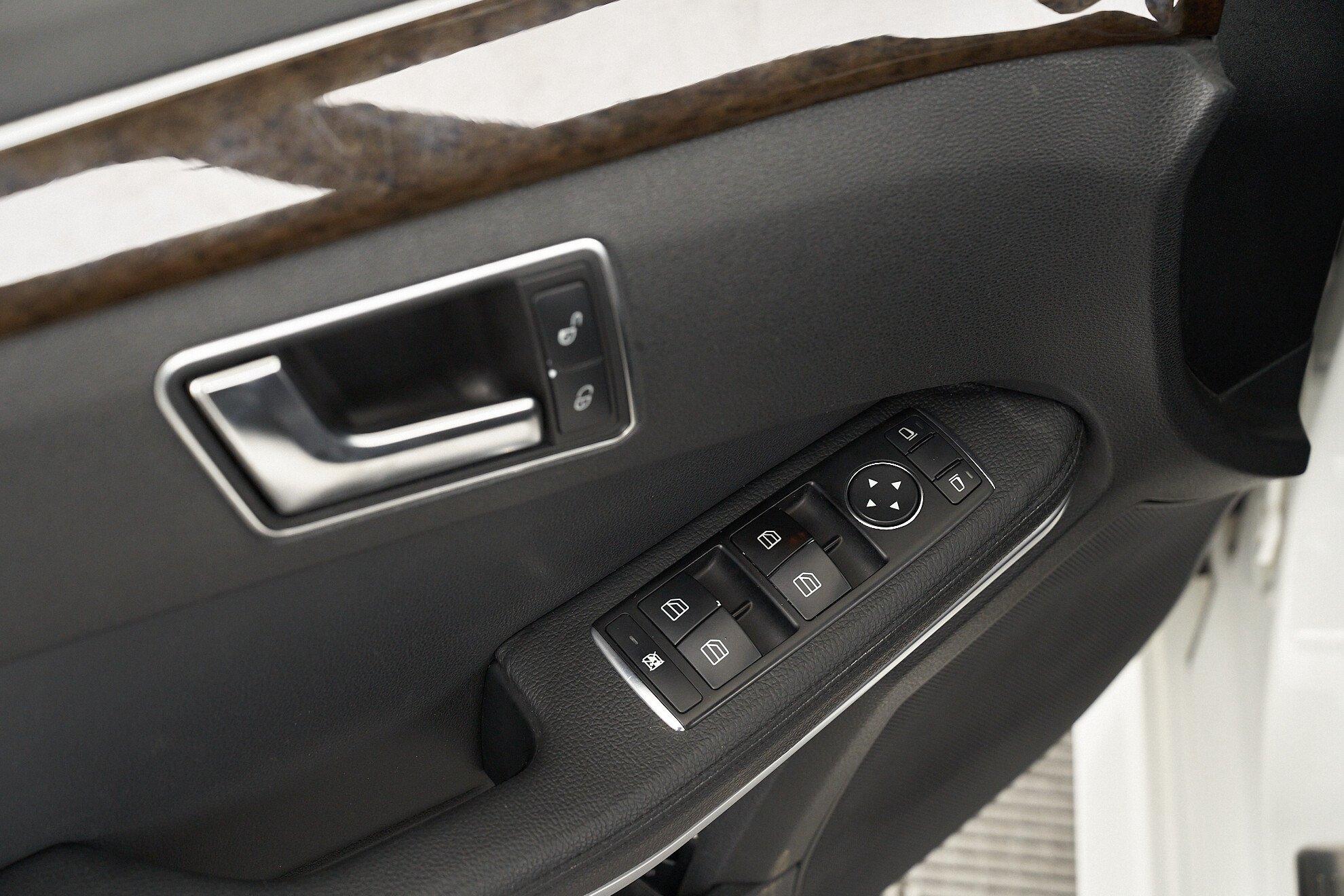 Mercedes-Benz E-Класс 2012, белый