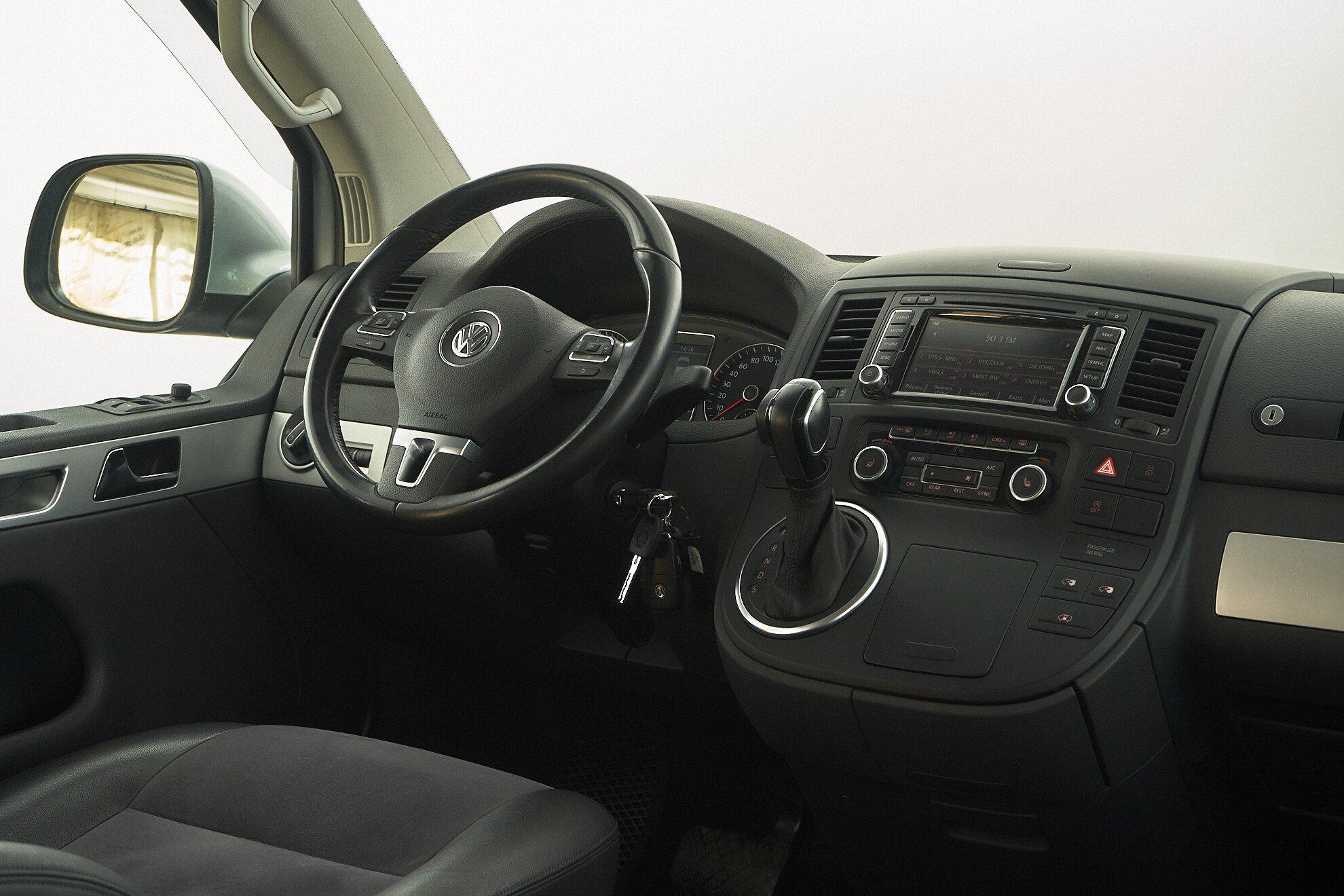Volkswagen Multivan 2013, серебряный