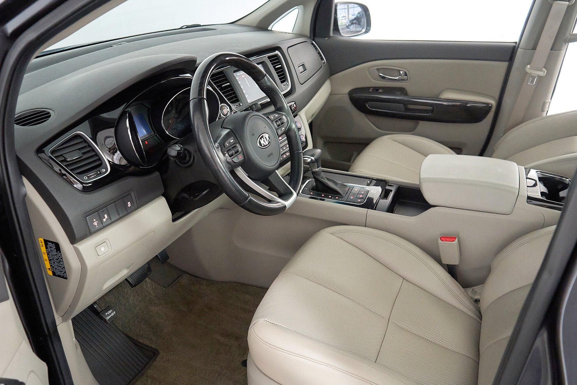 Kia Carnival 2018, серый