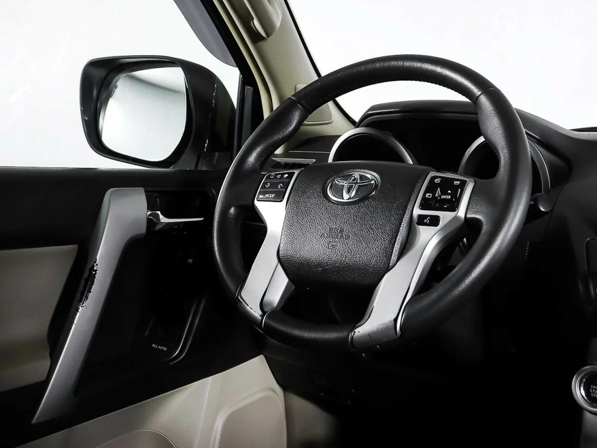 Toyota Land Cruiser Prado 2010, белый