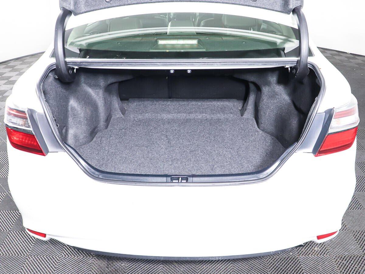 Toyota Camry 2017, белый