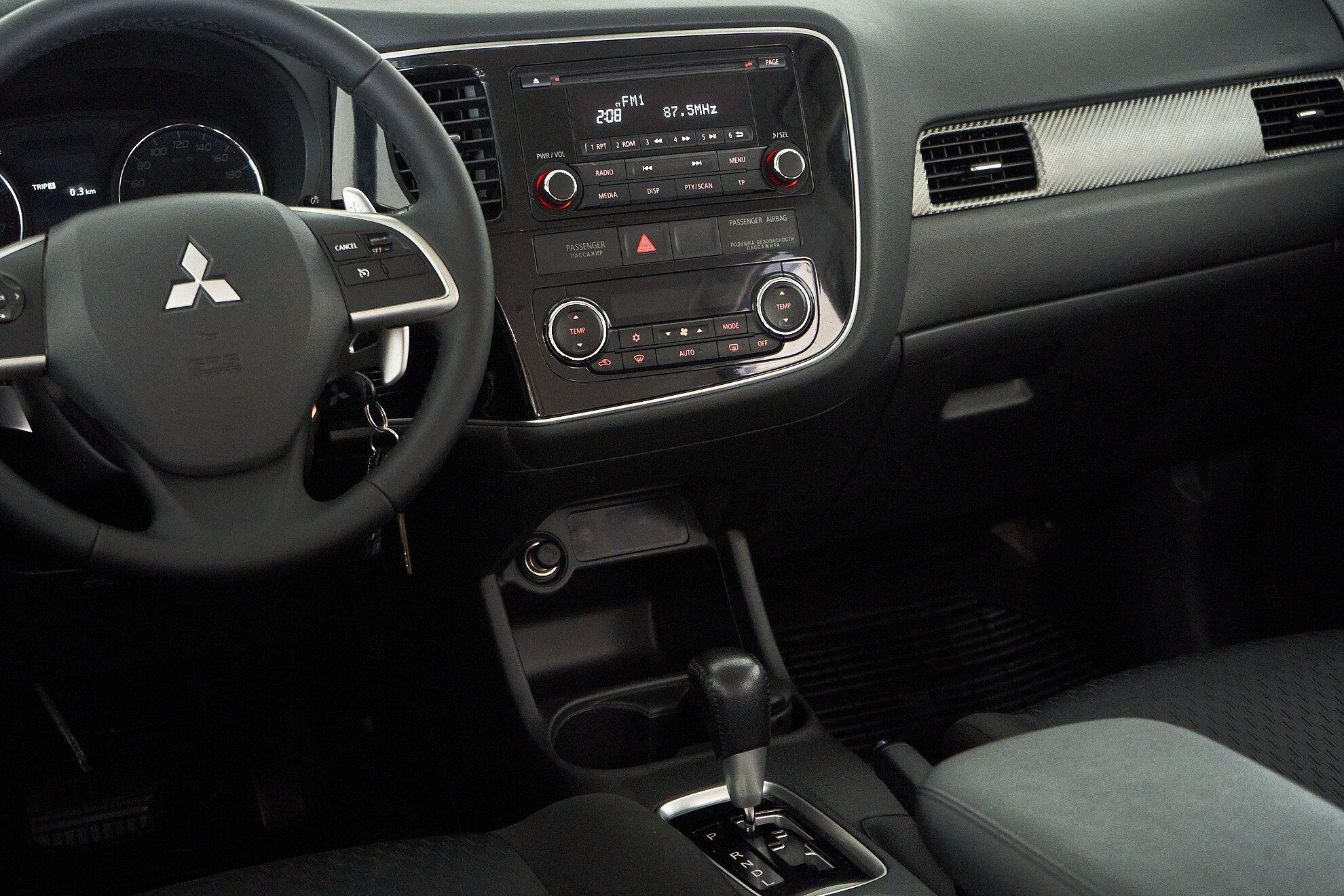 Mitsubishi Outlander 2013, белый