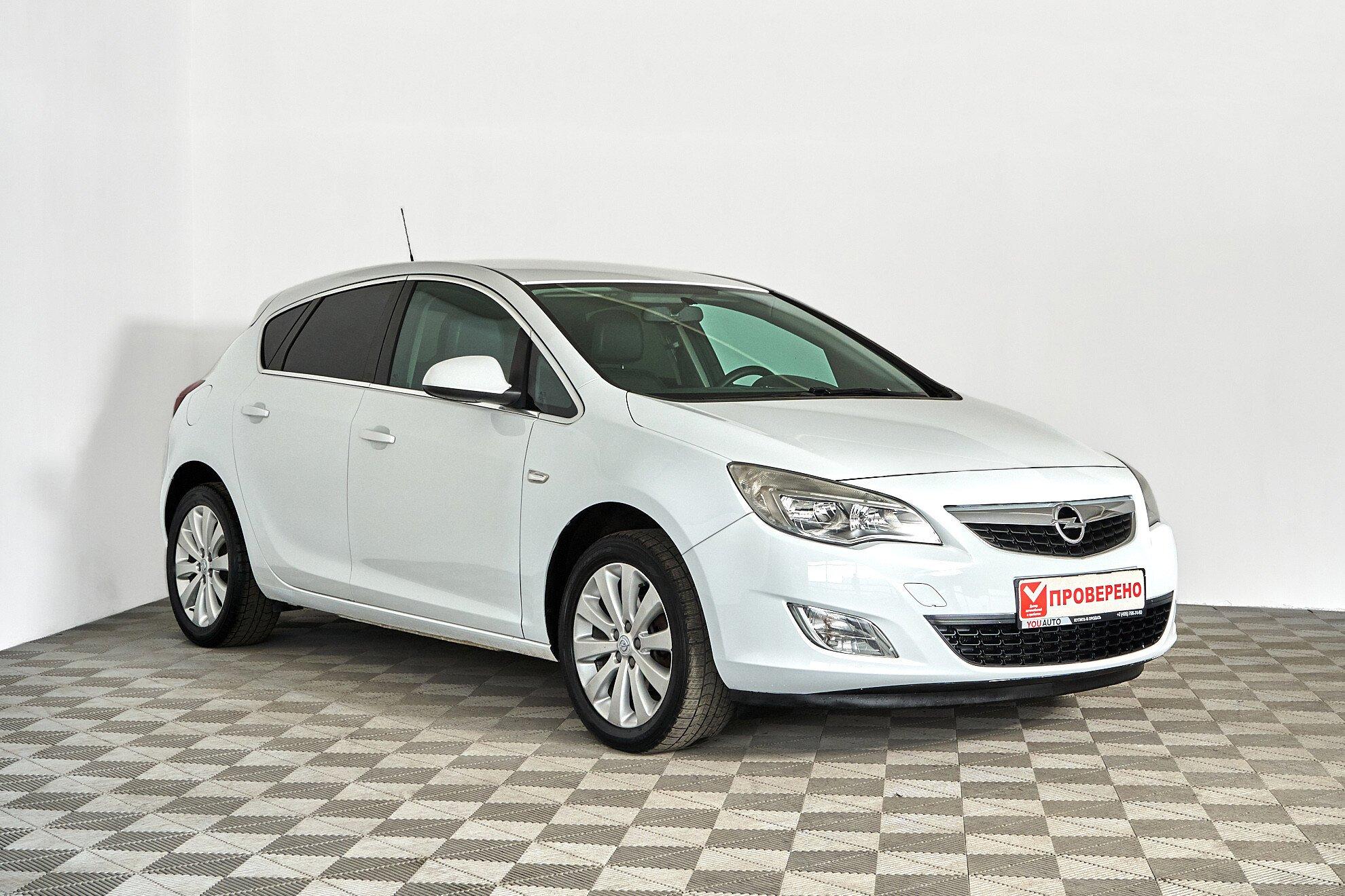 Opel Astra 2012, белый