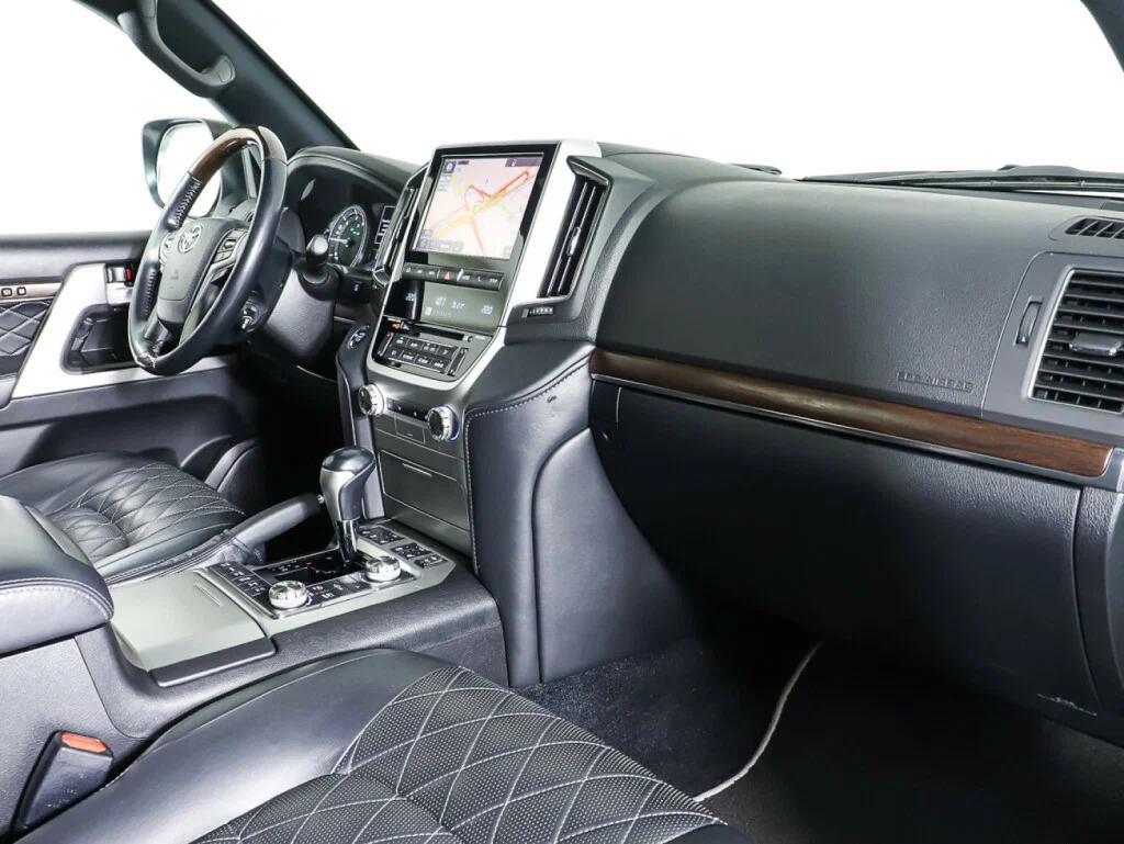 Toyota Land Cruiser 2018, белый