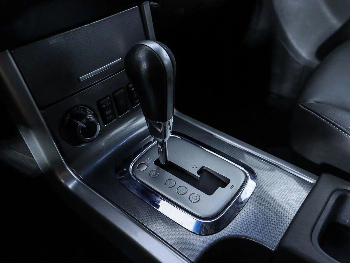 Nissan Navara (Frontier) 2012, коричневый