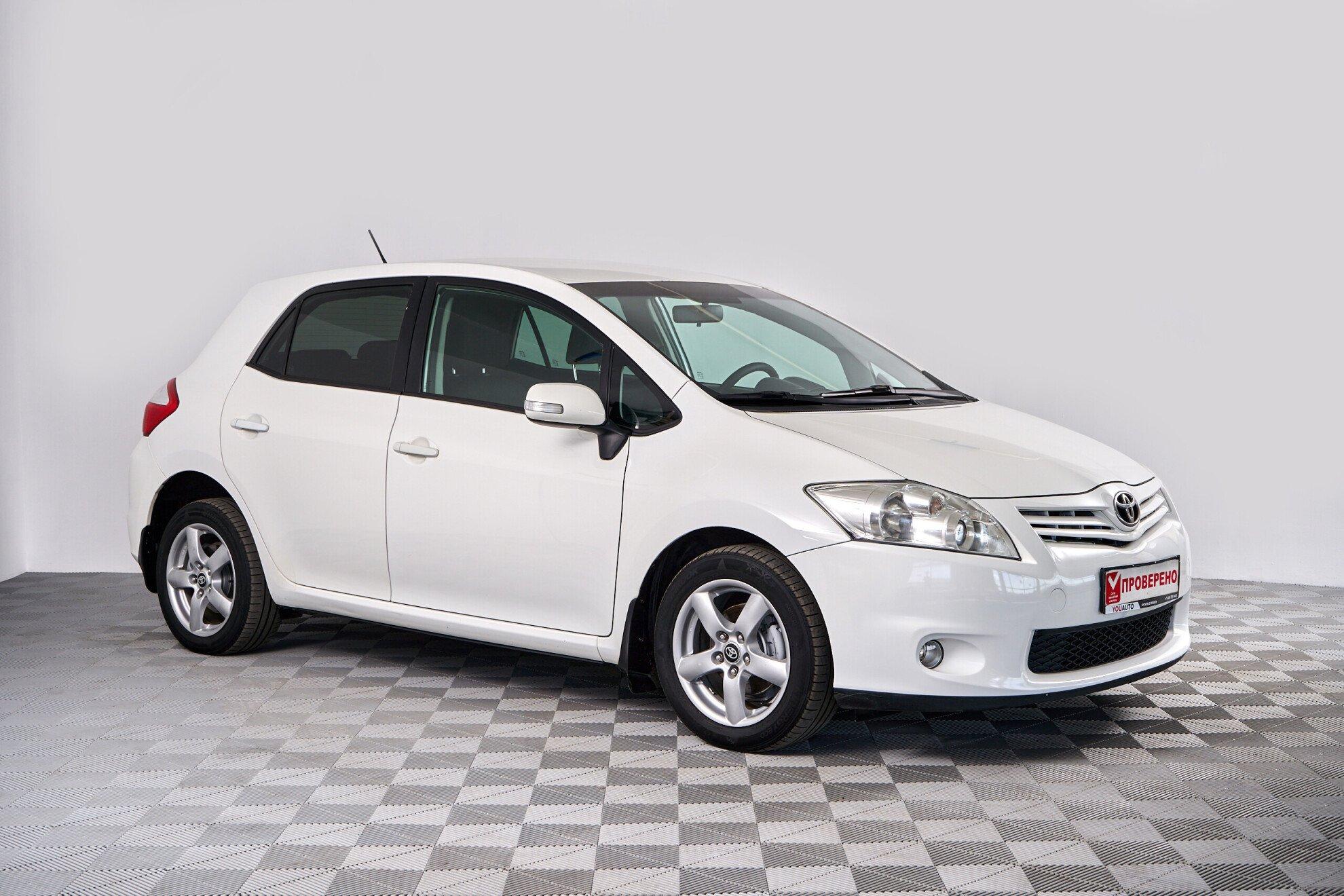 Toyota Auris 2011, белый